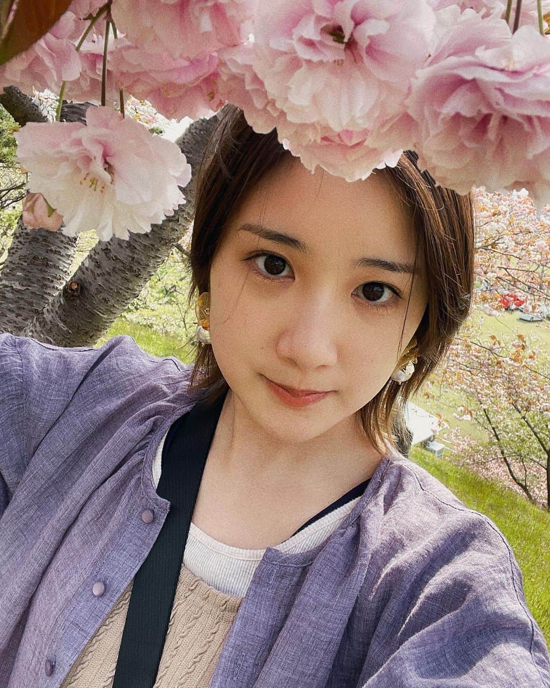 のインスタグラム：「秋田県 井川町 日本国花苑 さくらまつり いかわさんといっしょフェスありがとうございました！ 最高です 外で山並みを眺めながら青空の下で歌えば私に怖いものなど無く、案の定最高に心を解放できて気持ちよかったなぁ ありがとうございましたっ  秋田　あたたかいなぁ…大好きだなぁ…。(イベントのスタッフさんは勿論、ホテルの方とかコンビニの店員さんとかご飯屋さんの店員さんもお客さんも…みんなあったかくて優しくて大好きです…秋田…)」