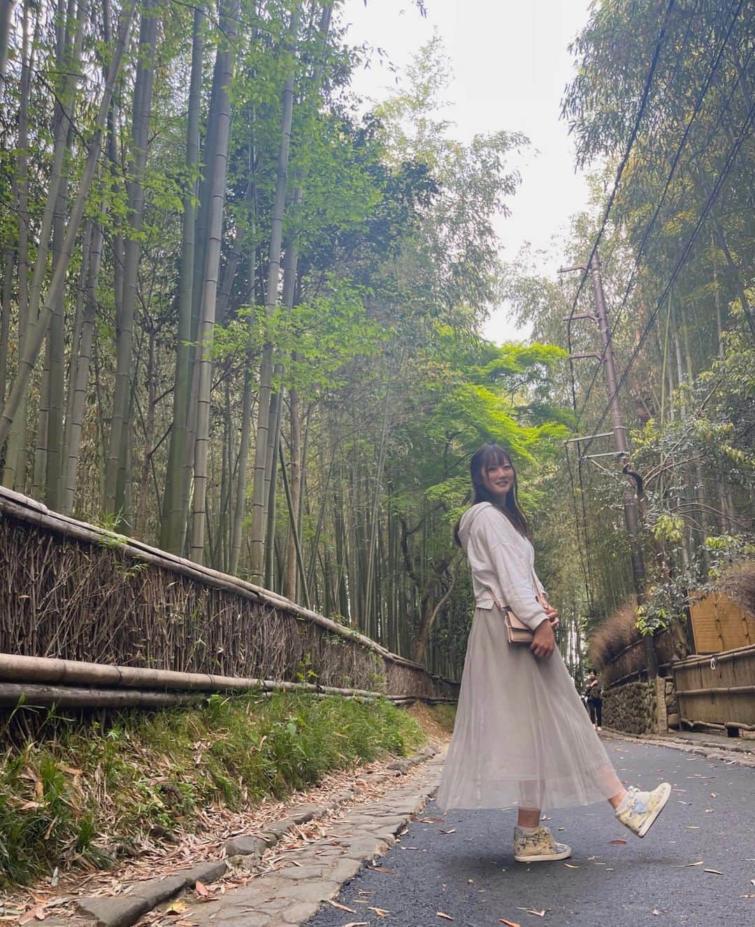 柚木えりなのインスタグラム：「#みどりの日 は〝自然に親しむとともにその恩恵に感謝し、豊かな心を育む日”だそうです🌿  #嵐山 #京都」