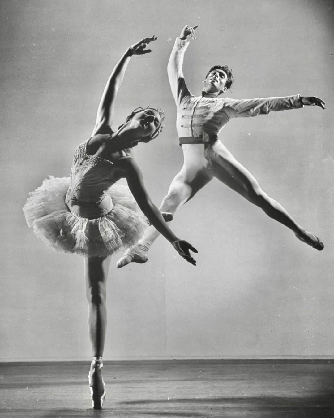 lifeさんのインスタグラム写真 - (lifeInstagram)「Alicia Alonso & Igor Youskevitch in the American Ballet Theater production of The Nutcracker, 1947.   (📷 Gjon Mili/LIFE Picture Collection)  #LIFEMagazine #LIFEArchive #GjonMili #Ballet #AmericanBalletTheater #Nutcracker #1940s #NewYork」5月5日 0時30分 - life