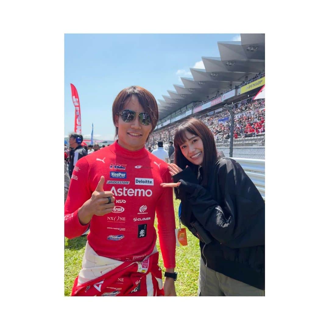 吉田志織さんのインスタグラム写真 - (吉田志織Instagram)「@supergt_official 第2戦！✨  今回は事前に双眼鏡を買ってみました☺️✨ どこまでもみえてしまうのではないか、 というくらい遠くがみえて大興奮でした😀✨✨ 今日も全力で応援できて、 とてもとてもとてもたのしかったです！😭✨✨  @sascha348 さん @nobu_mat13 さん  お写真を撮ってくださり、 ありがとうございました！🙇🏻‍♀️✨  #SUPERGT #AUTOBACSSUPERGT」5月5日 0時34分 - shiori_official_321