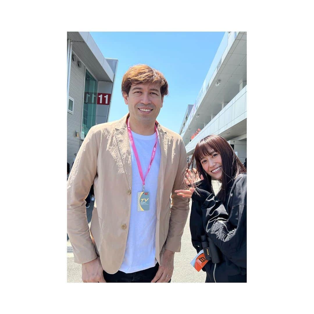吉田志織のインスタグラム：「@supergt_official 第2戦！✨  今回は事前に双眼鏡を買ってみました☺️✨ どこまでもみえてしまうのではないか、 というくらい遠くがみえて大興奮でした😀✨✨ 今日も全力で応援できて、 とてもとてもとてもたのしかったです！😭✨✨  @sascha348 さん @nobu_mat13 さん  お写真を撮ってくださり、 ありがとうございました！🙇🏻‍♀️✨  #SUPERGT #AUTOBACSSUPERGT」
