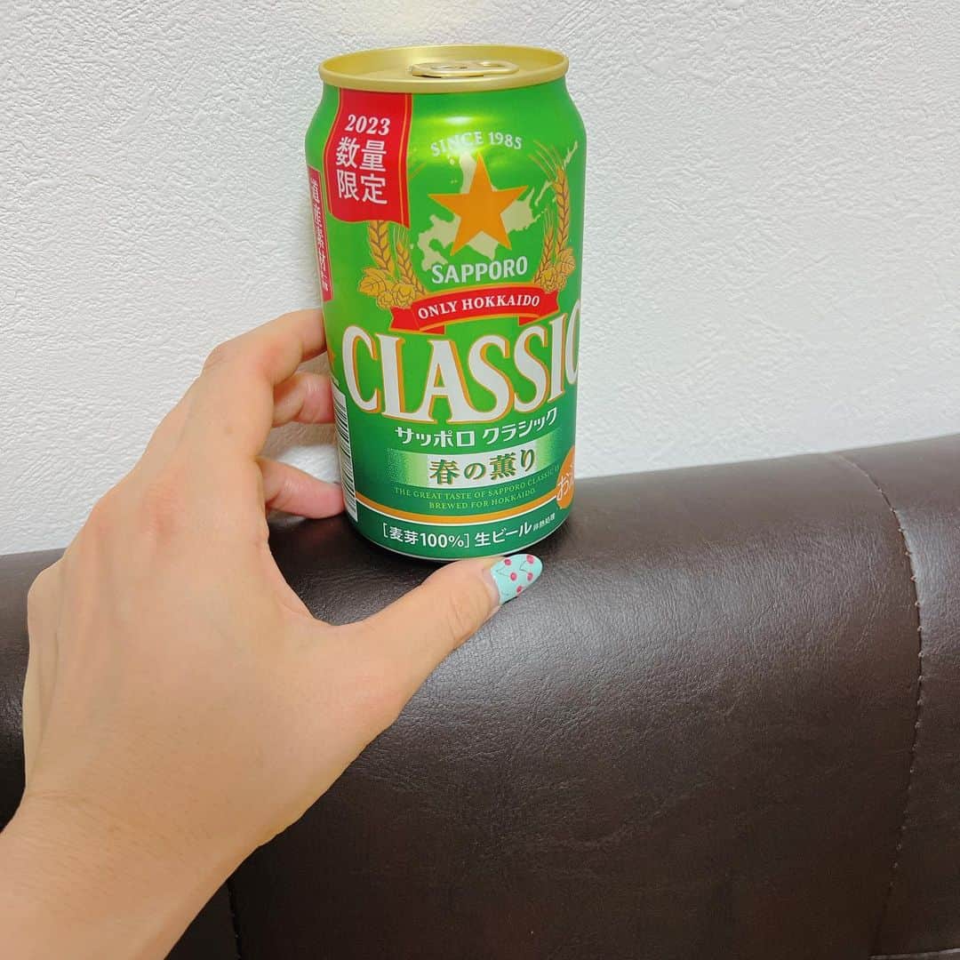 のインスタグラム：「以前お仕事でお世話になった方から今年も頂きました😍🍺❤️ ・ お風呂上がりの🍺は最高です✨🎉😆 配信で負けたことも忘れるくらい美味しいです💡サッパリして飲みやすいのよ！ いつもありがとうございます❤️ ・ ・ #2023 #サッポロクラシック #🍺 #数量限定 #北海道ビール #春の薫り」