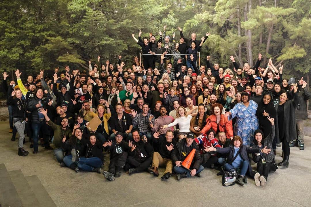 のインスタグラム：「When you watch Ghosts tonight (and ooo it’s a good one!) know that these are the people who make our show great. #ghostscbs #familyportrait #bestcrew #bestwriters #bestpeople #period」