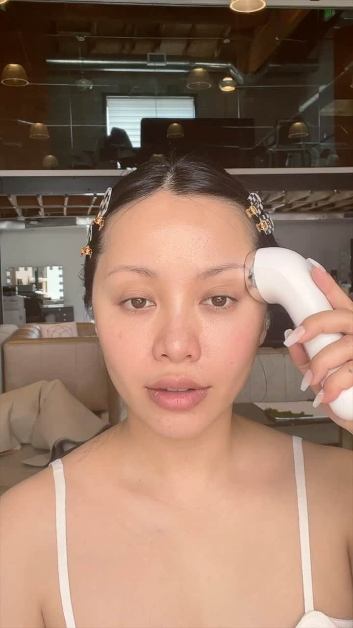 ミシェル・ファンのインスタグラム：「It’s been a month, here’s an update on my @medicube_global_official progress and the results speak for themselves! My jawline and skin is tighter plus my double chin is reduced 😫 crazy right? This actually works, I understand why this brand is loved by Kbeauty creators. Can’t wait to see my progress in a 3 months. 😍  With Mother’s Day coming up, this is a great gifting opportunity 😉, don’t forget to use my code MICHELLE40 for 40% off 💗」