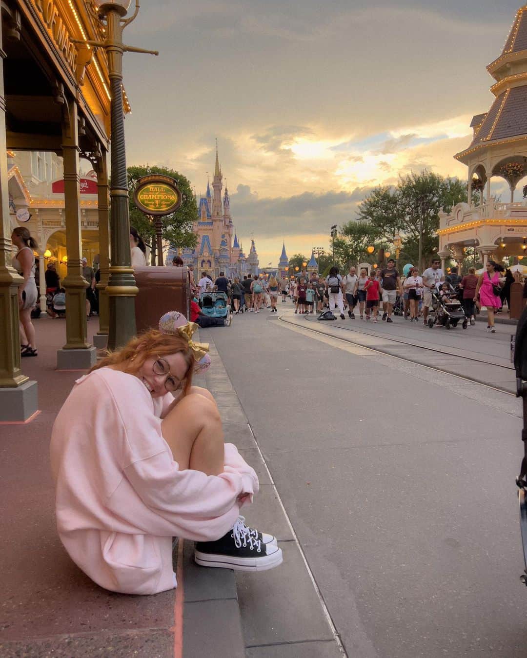 Alex Centomoさんのインスタグラム写真 - (Alex CentomoInstagram)「I had the luxury of visiting the most magical place on earth for my first time. Not only did I witness my son’s eyes widen with wonder, but I got to bring so much happiness and peace to my inner child 🥹✨🏰🦄🪄🩷🐭👸🏼」5月5日 0時58分 - alexcentomo