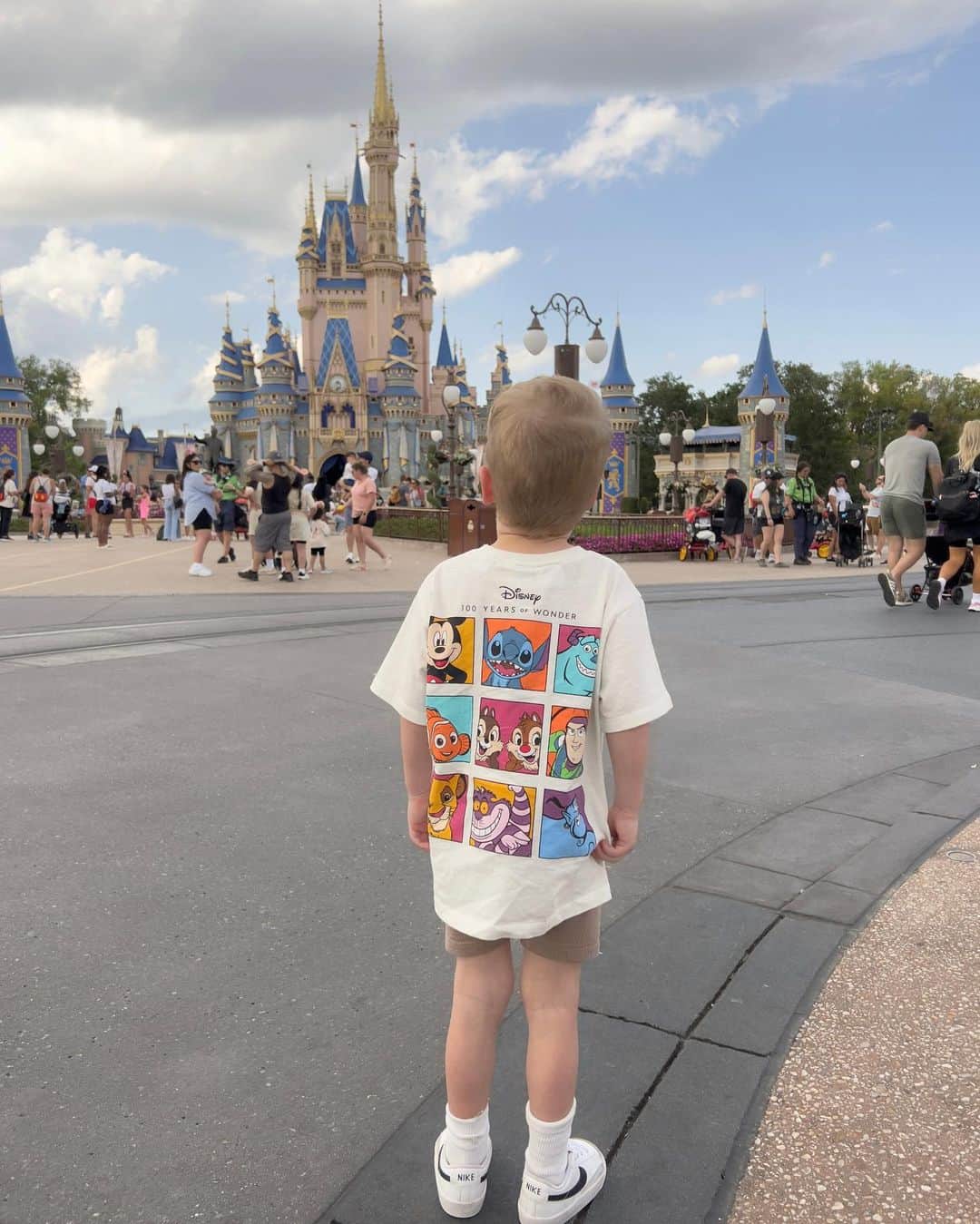 Alex Centomoさんのインスタグラム写真 - (Alex CentomoInstagram)「I had the luxury of visiting the most magical place on earth for my first time. Not only did I witness my son’s eyes widen with wonder, but I got to bring so much happiness and peace to my inner child 🥹✨🏰🦄🪄🩷🐭👸🏼」5月5日 0時58分 - alexcentomo