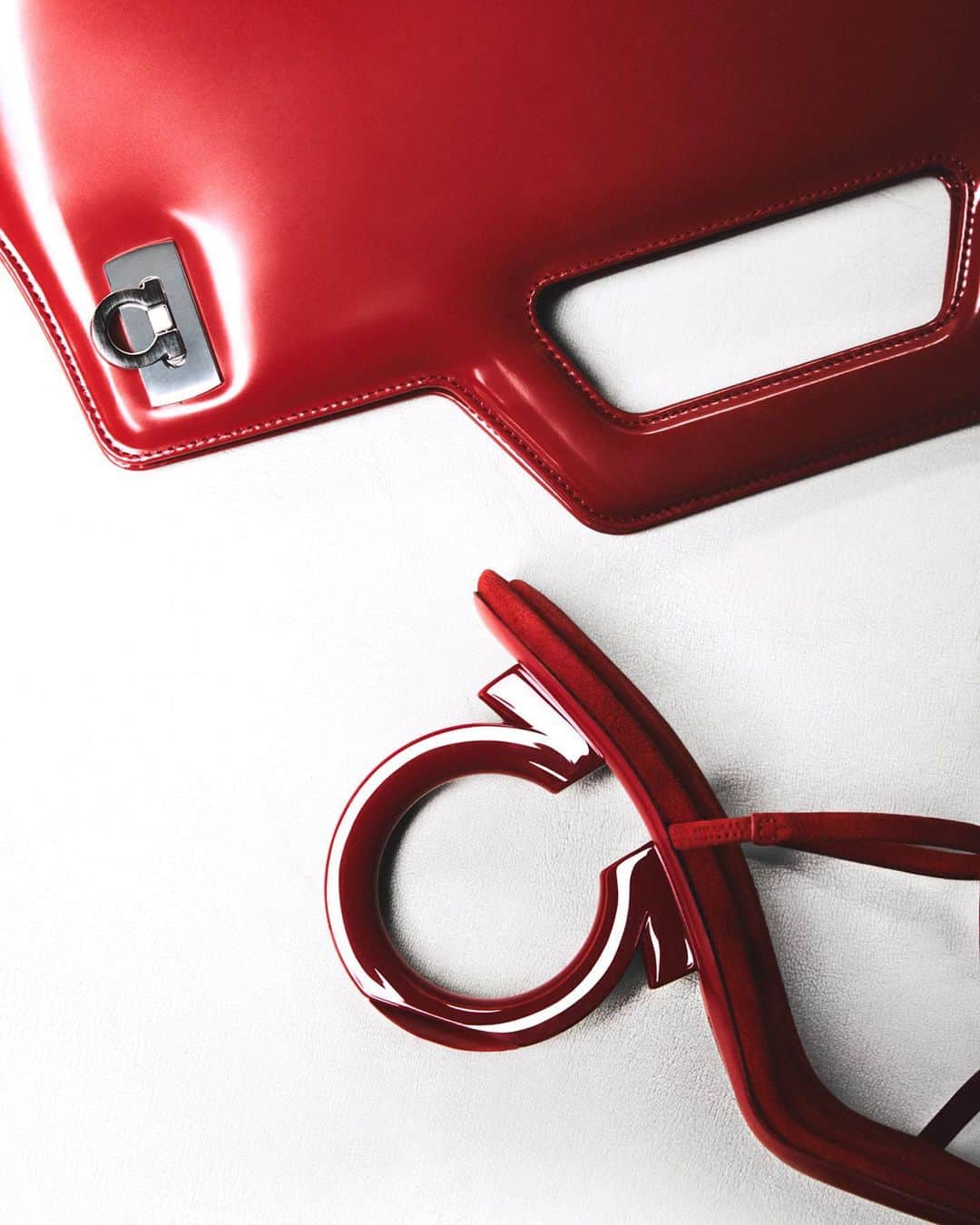 サルヴァトーレ・フェラガモのインスタグラム：「NATURAL CHEMISTRY. WANDA BAG AND ELINA SANDAL IN FERRAGAMO RED.  #FERRAGAMOSS23 #FERRAGAMOWANDABAG #FERRAGAMOELINA」