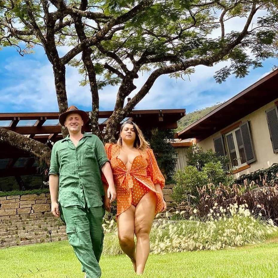 Preta Gilのインスタグラム：「2 anos da sua partida aqui na terra, mas aqui no meu coração e na minha alma, você estará eternamente.   É feito ímã o seu amor, o meu amor, o nosso amor. Eu nunca vou te esquecer, pois você vive em mim.   Com toda minha saudade e o meu querer, para sempre você!  Com toda a certeza você iria me zoar com essa poesia fofa kkkkkk! Te amo infinito, PG! 🤍」