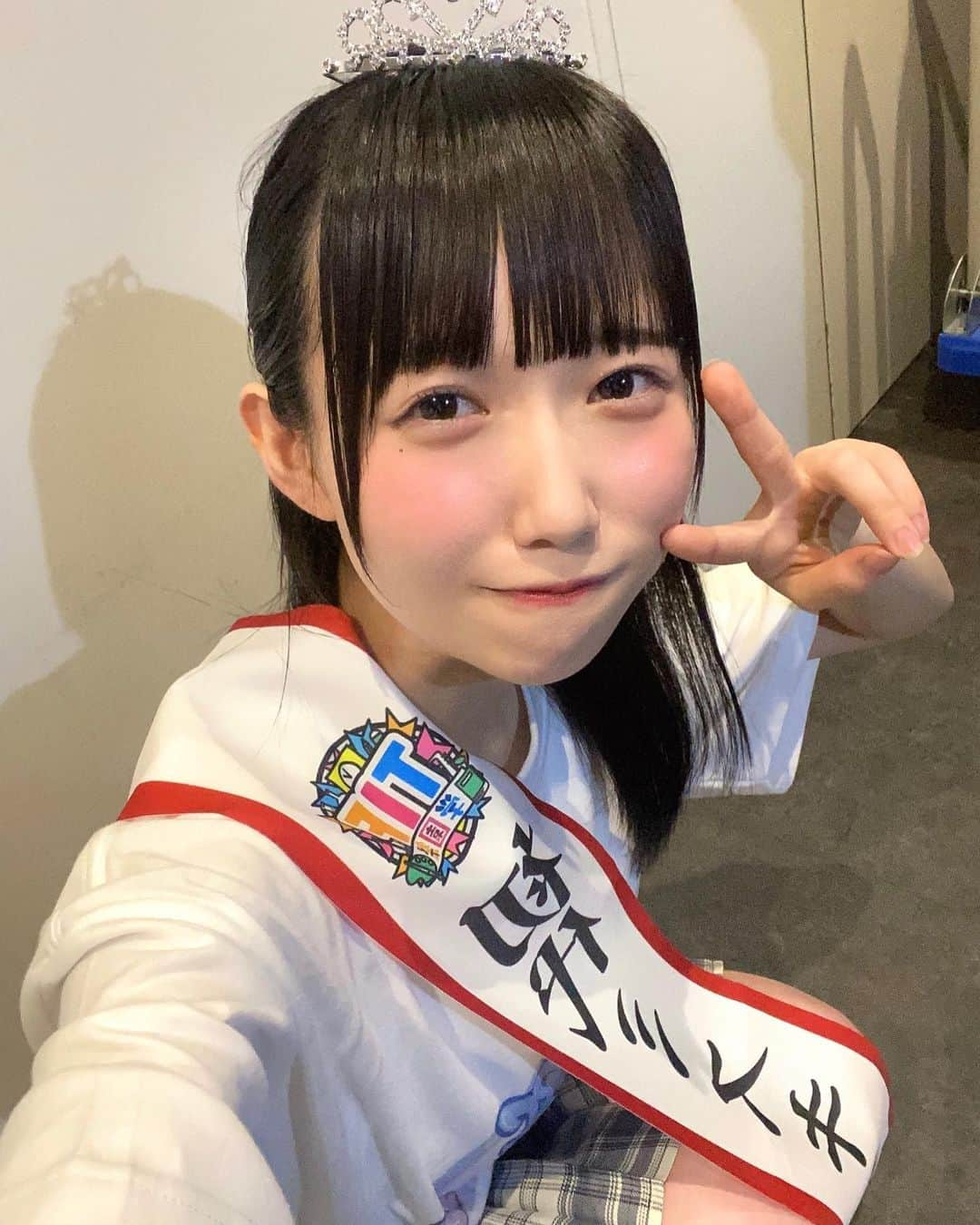 新居歩美さんのインスタグラム写真 - (新居歩美Instagram)「TIF学園祭ミスコン、優勝して初代グランプリになりました！🎂 サイトで、現地で、投票してくださった皆様ありがとうございます！ すごく不安でずっと挙動も変になっちゃって、、😣 みんなの応援の言葉や駆けつけてくれる行動にすんごい支えられた😭ありがとうー！！  特典のグラビアも記事もTIFトークステージも楽しみ〜！ みんな本当に本当にありがとう！！！  有咲も週プレさん投票頑張ってるし グループとして次はいよいよTIFメイン争奪前哨戦。 なにより負けるわけにはいかない！ ここで勝てたのデカい🤭なんだかプレッシャーでどうにかなりそうだった肩が少し軽くなってまだまだ頑張れそうです。 ついてきてくれると嬉しいな」5月5日 1時03分 - ayuchi_nii