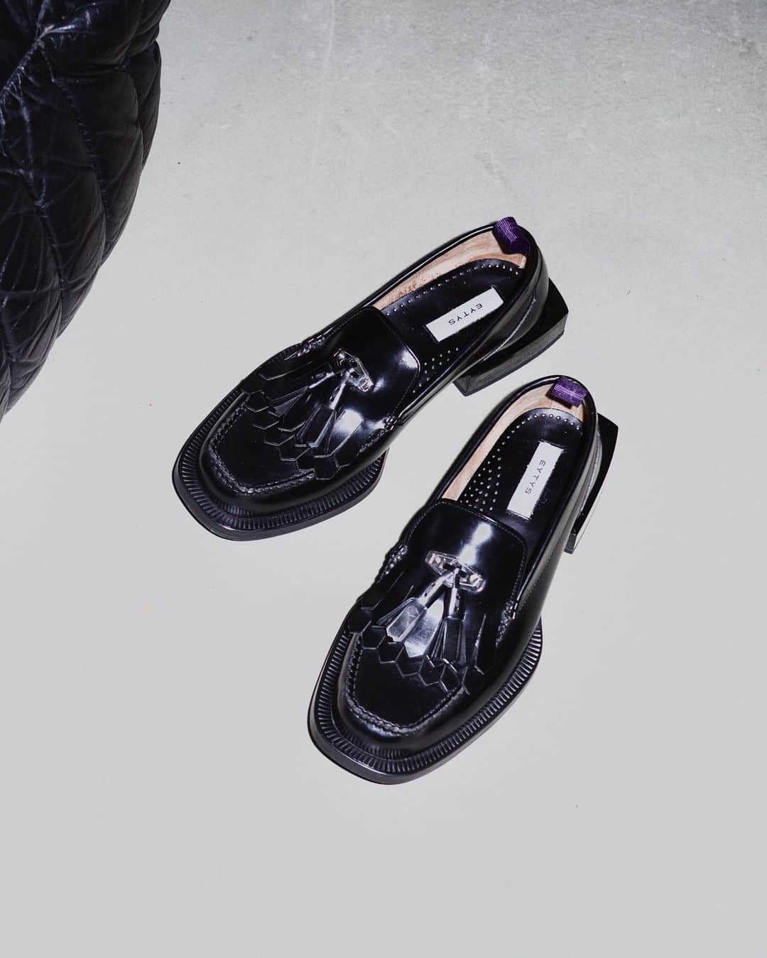 エイティーズのインスタグラム：「The Rio loafer is amplified with new fringe embellishments for the Spring/Summer 2023 collection.   Available now, online and in stores.」