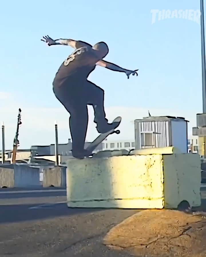 スラッシャーのインスタグラム：「🌊 @griffingass x @spitfirewheels ORCA CARD part is playing on our YouTube channel 📺 🎬 @oh_yup」