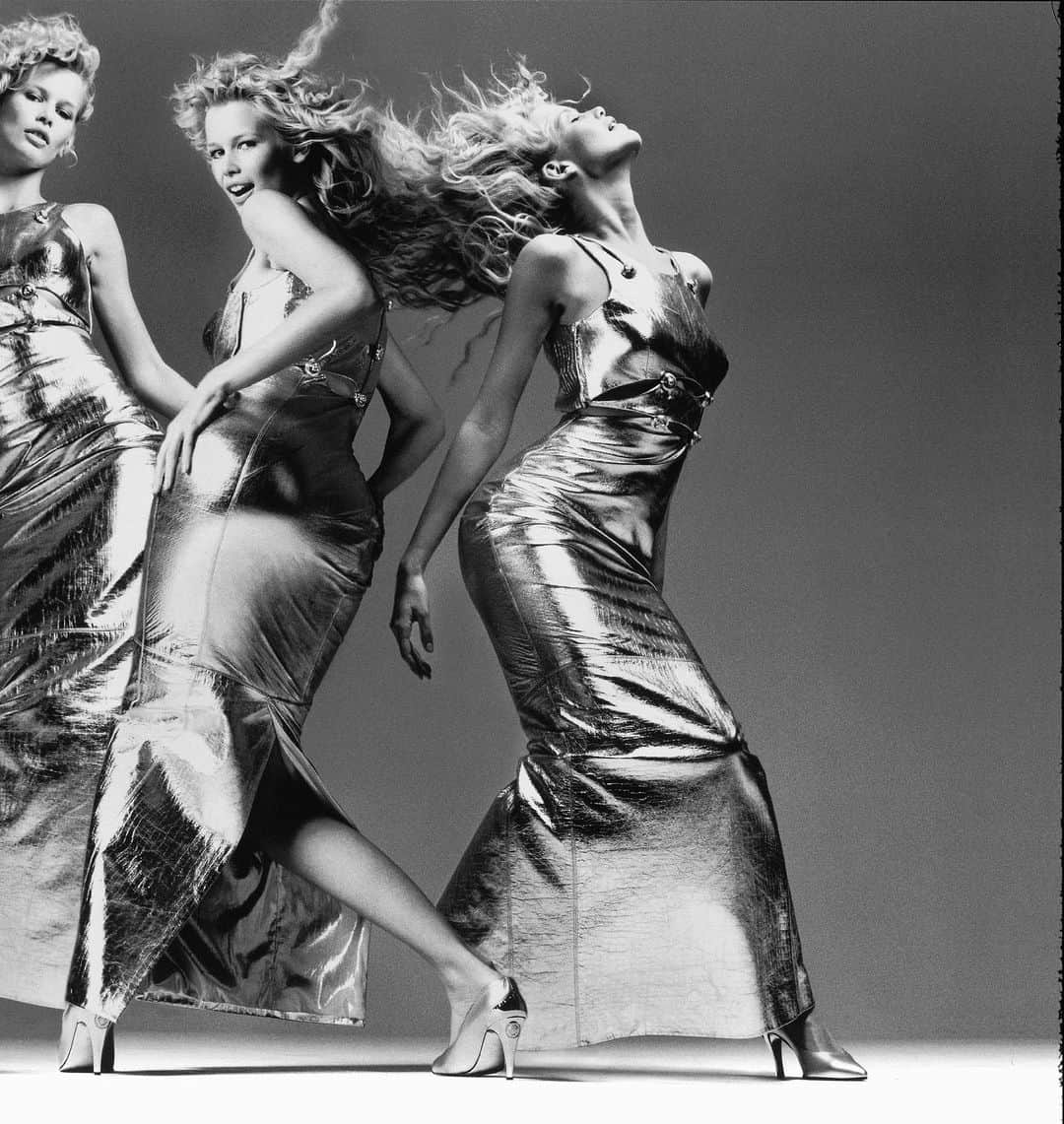 クラウディア・シファーさんのインスタグラム写真 - (クラウディア・シファーInstagram)「A shot from my 1994 Versace campaign taken by the icon Richard Avedon! Featured in the exhibition ‘Avedon 100’, which opens today at @gagosian in NYC. @avedonfoundation #Avedon100」5月5日 1時14分 - claudiaschiffer