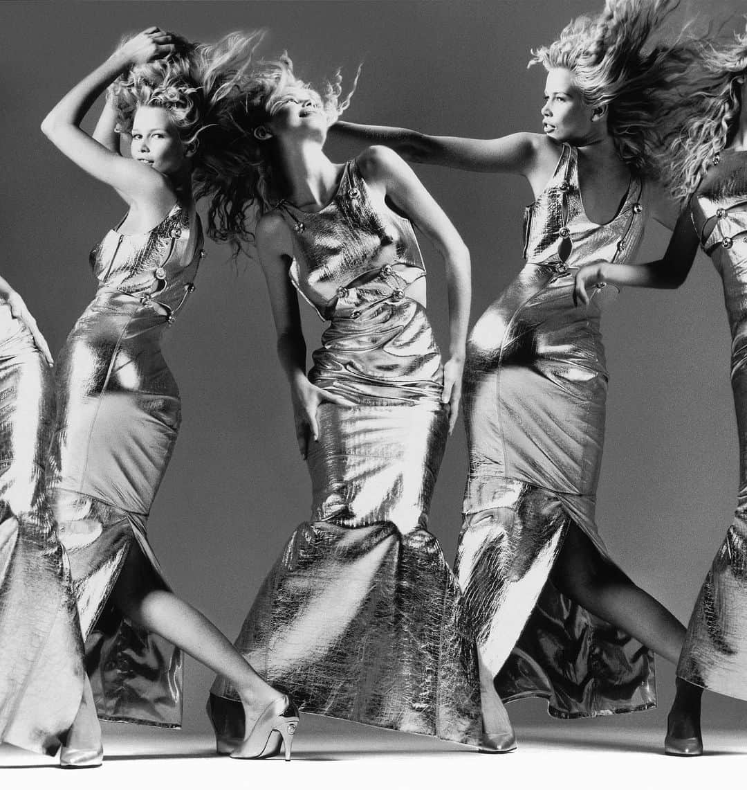 クラウディア・シファーさんのインスタグラム写真 - (クラウディア・シファーInstagram)「A shot from my 1994 Versace campaign taken by the icon Richard Avedon! Featured in the exhibition ‘Avedon 100’, which opens today at @gagosian in NYC. @avedonfoundation #Avedon100」5月5日 1時14分 - claudiaschiffer