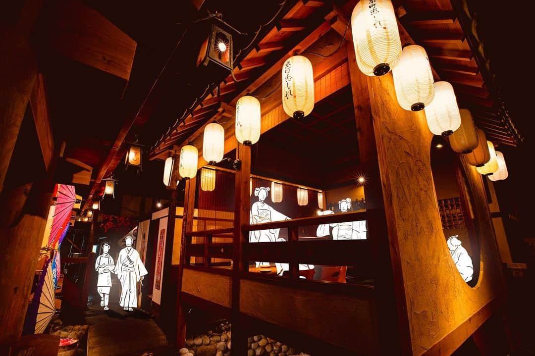 京町恋しぐれ新宿のインスタグラム：「GWも折り返し！ 皆様いかがお過ごしですか？😌 都内にいながらも京都の雰囲気が楽しめる当店にも、ぜひ遊びにきてください♪ ご来店お待ちしております🥰  #京町恋しぐれ#町屋和食#昭和レトロ#京都の街並み#京都の雰囲気#京都好きな人と繋がりたい#フォトスポット#映え写真#京都気分#旅行気分#新宿の京都#個室和食#新宿ディナー」
