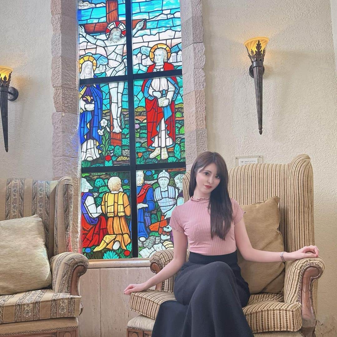 桃瀬えりなのインスタグラム：「川奈ステンドグラス美術館𝑷𝒂𝒓𝒕3♡ とっても綺麗でした✨ 可愛いお土産お気に入り🌹🦋🐈‍⬛  #trip #follow #followme #川奈ステンドグラス美術館 #旅行 #伊東 #川奈 #ステンドグラス #綺麗 #美 #バラ #蝶々 #黒ネコ」