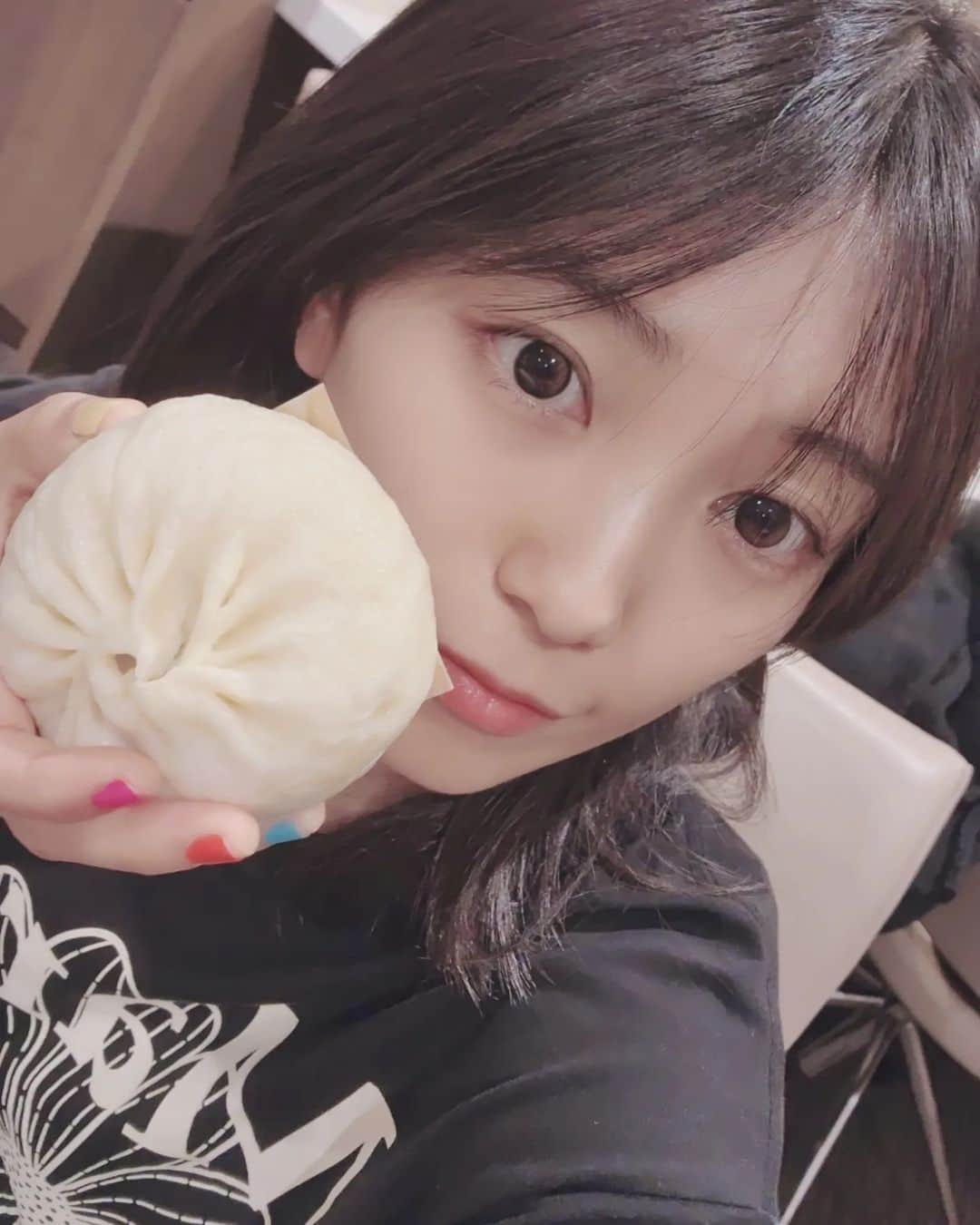 のインスタグラム：「#551 さいこー❤️ おいし～❤️ おーさかにーはーうーまいもんがいっぱいあんるやで～😍😍😍 #豚まん #大阪 #osaka #miwa」