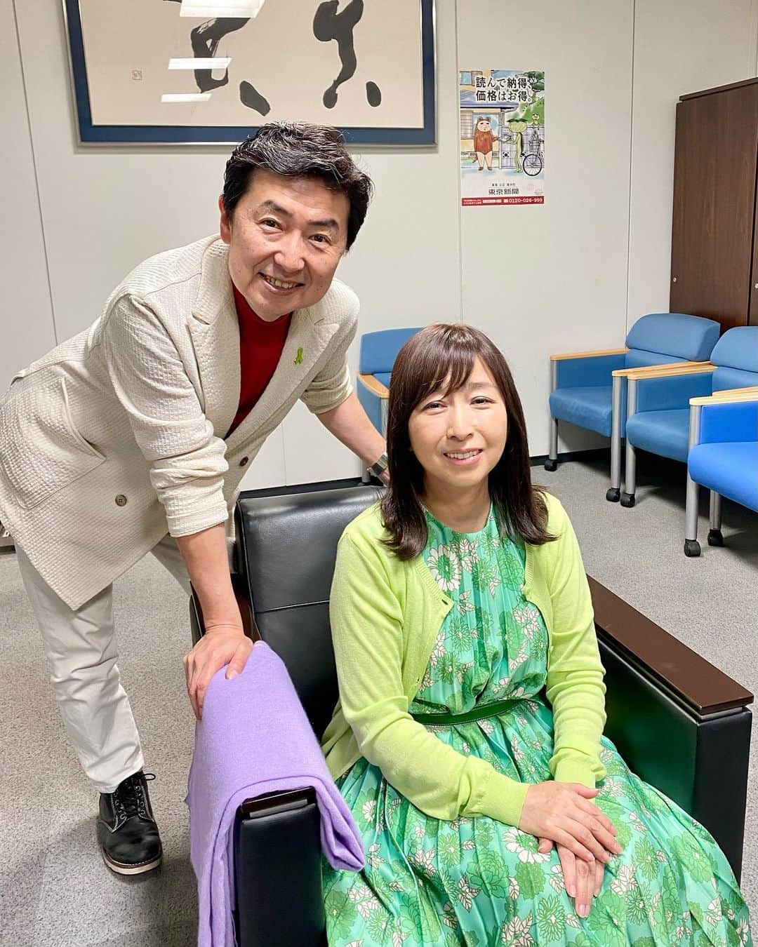 岡村孝子さんのインスタグラム写真 - (岡村孝子Instagram)「こんにちは😊  昨日は中日新聞、東京新聞に連載されているフリーアナウンサー笠井信輔さんの闘病体験記「がんがつなぐ足し算の縁」での対談でした。  同じような病で闘病の経験をされたという事で何だかホッとし、たくさんお話をしてしまいましたー！ 笠井さんとても楽しい時間をありがとうございました✨ そして中日新聞の細川さんありがとうございました☺️  今日は久しぶりのお休み。 とても心地の良い青空です。 みなさんのお住まいのところではいかがですか？  窓の外の青空を見ながらティータイム🍹 美味しい〜。  P.S  写真を撮るのに手間取っているうちに溶けちゃいました〜💦」5月4日 16時33分 - okamuratakako_official