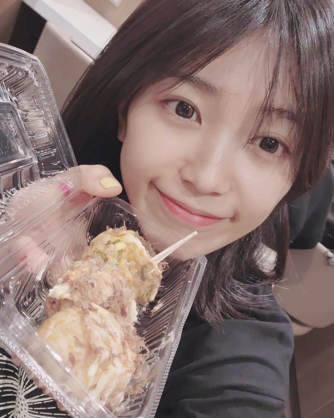 のインスタグラム：「おーさかにーはーうーまいもんがいっぱいあんるやで～❤️ たこ焼き～❤️餃子～、お好み焼き～、豚まん♪  #たこ焼き #くくる #大阪 #osaka  #miwa」
