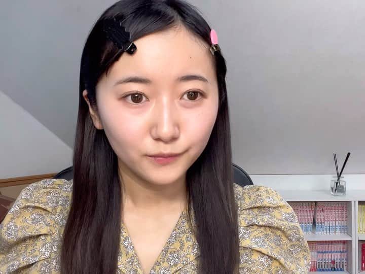 山下夏生のインスタグラム：「初のメイクアップ動画投稿～❁⃘*.ﾟ : : 普段通りの自己流メイクを早送りでお届けします。 (下地は既に塗ってます) 基本8割型プチプラだしメイクの正解とかもよくわからないです😂 ただいつもより濃いめになってしまいました… あと背景がまっじでおしゃれじゃなくてごめんなさい。笑 : : メイク面倒くさいけど、盛れていく過程はやっぱ楽しいよねー🤭！！！  #メイク動画 #メイク #時短メイク #プチプラメイク #メイクアップ #イエベ #GRWM #ポートレートモデル #モデル #写真 #役者 #女優 #声優」