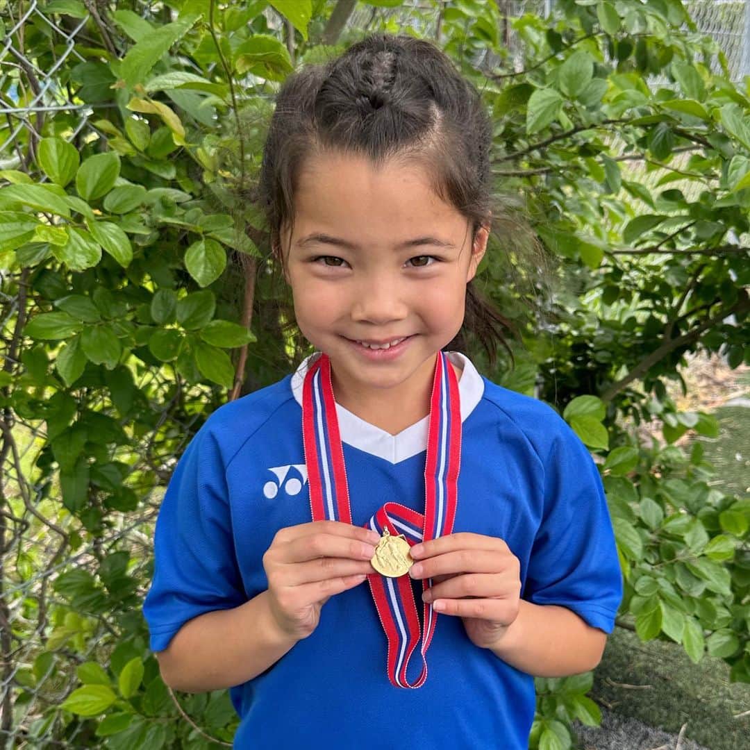 エリナ シルカのインスタグラム：「The twins first soccer tournament in Japan and their team won!!! 🏅👏👏👏👏 双子、日本での初サッカー大会。チームにも恵まれて、5連勝。更に決勝戦も勝利してメダルゲット！ そして試合の動画の代わりに謎行動を続けてるるーちゃんの隠し撮り動画をどうぞ。😀😂😂」