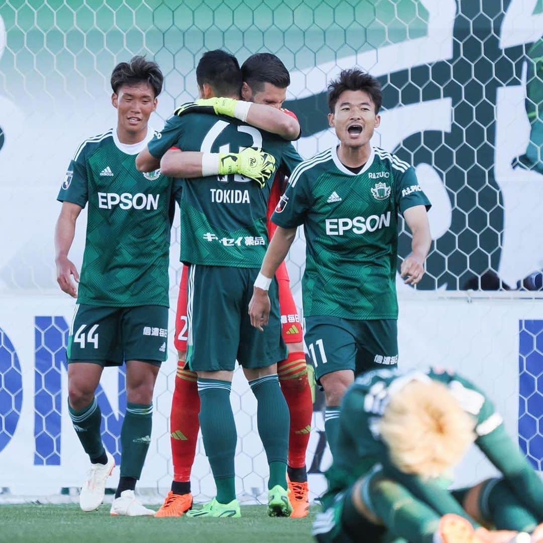 喜山康平のインスタグラム：「ようやく俺たちの家でみんなの喜ぶ顔が見れました💪🏼💚  苦しい状況でしたが昨日も心強い応援ありがとうございます‼︎  そしてFC大阪のサポーターの皆さん、試合後のエールありがとうございました🙏🏼  日曜日もみんなで勝とう☝🏼」