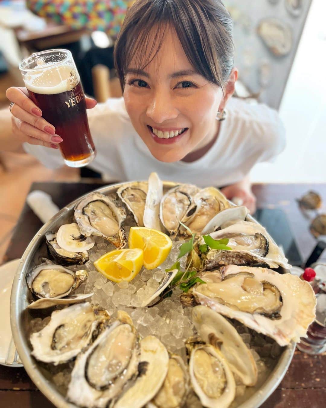 のインスタグラム：「GW💛 明るい時間から、生牡蠣の食べ比べにビール🍺 最高です。 一度、生牡蠣だけでお腹いっぱいにしてみたい🦪🦪🦪  みなさんGWはいかがお過ごしですか？？  #GW#生牡蠣」