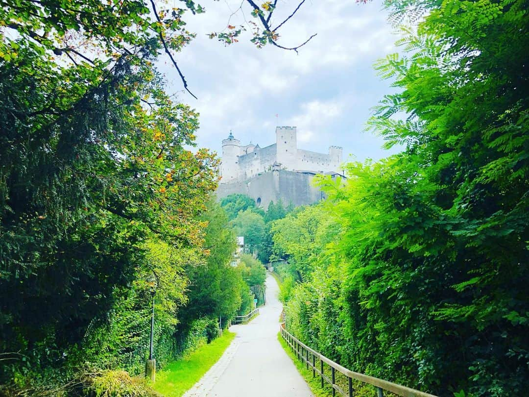 原沙知絵のインスタグラム：「みどりの日 良い休日を🌿  #第二の故郷 #ザルツブルク  #salzburg  #austria  #みどりの日 #心も体も心地よい私のセルフケア習慣」