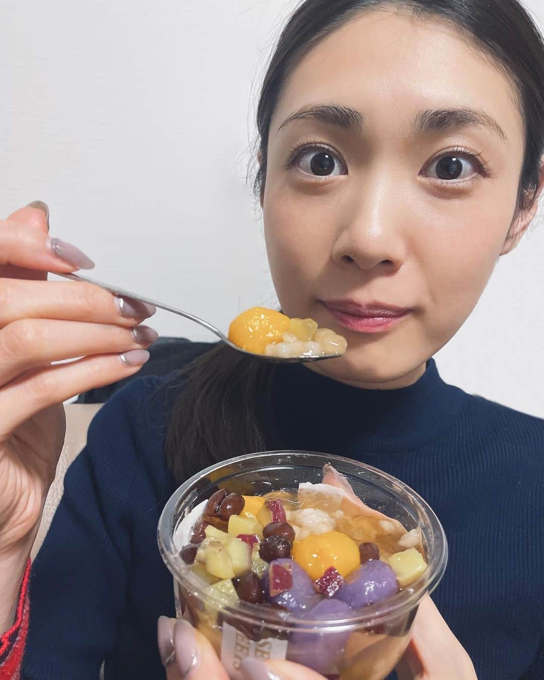 加藤侑紀のインスタグラム：「コンビニに売ってた豆花と芋圓のスイーツ5倍くらいの大きさになって再販しないかな？🤔好きすぎて台湾での私の主食だった懐かしい🥺💓   前陣子日本便利商店有賣芋圓豆花不錯吃的🍡問題是太小一碗😂太喜歡吃芋圓豆花我住台灣時把這當每天主食呢🥺💓      #芋圓豆花  #いもえん  #トウファー  #台湾豆花  #日本豆花 #コンビニスウィーツ  #台湾のオススメ  #台湾スウィーツ  #たいわんスイーツ  #懷念台灣 #日本便利商店甜點 #便利商店甜點 #食べてる時がしあわせ #最幸福的就是吃 #よく食べる女子 #大胃女子的日常 #私の食生活 #台日ハーフ #台日混血兒 #台湾ハーフ #台日友好🇹🇼🇯🇵 #日本女演員 #私の日常生活 #我的日常生活」