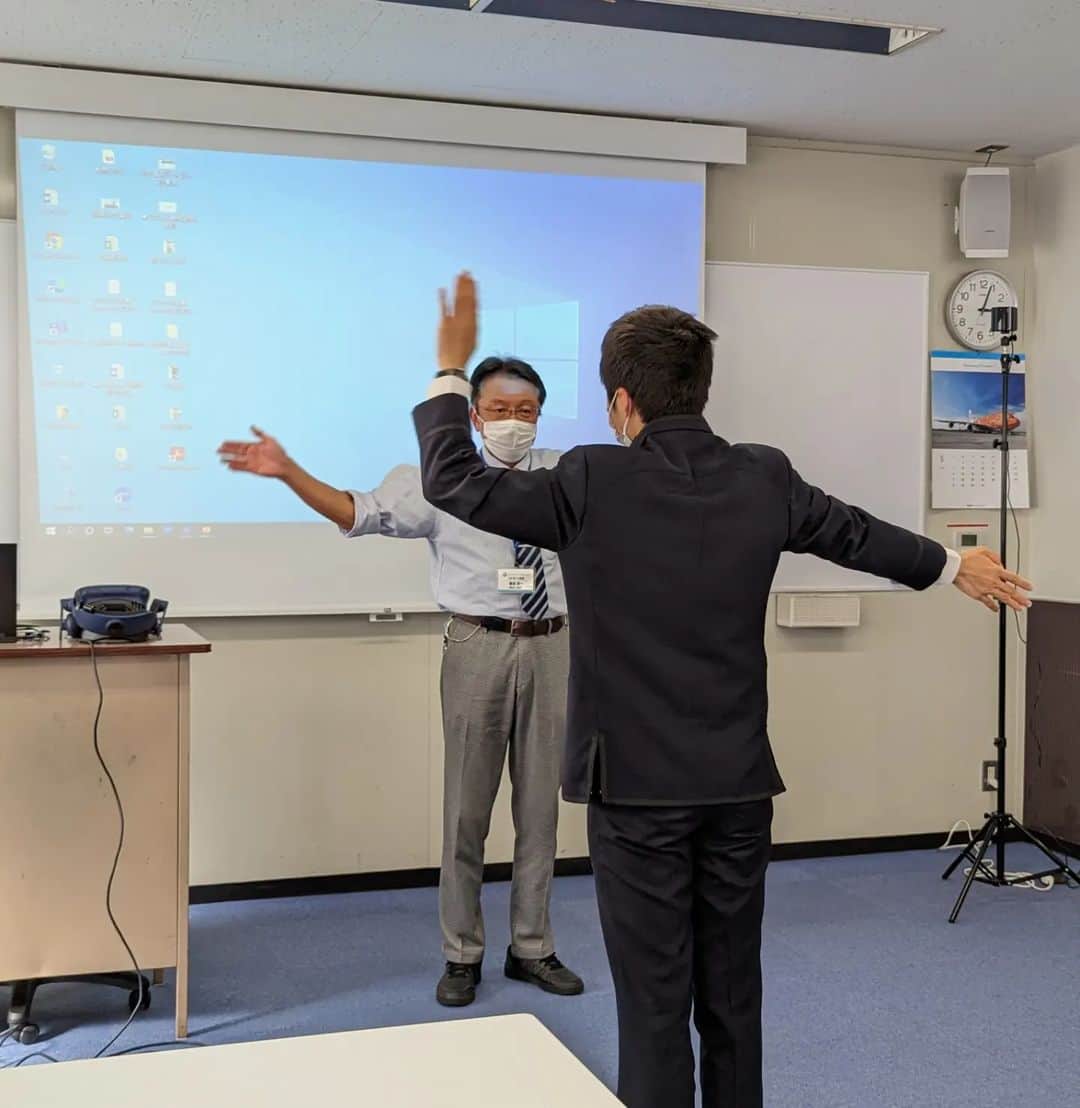 東京観光専門学校さんのインスタグラム写真 - (東京観光専門学校Instagram)「こんにちは‼️ エアポート学科です✨✈️  本日のオープンキャンパスでは【マーシャラーシュミレーターで飛行機を誘導しよう】講座を行いました‼️  実際にVRを装着してマーシャリングを行い、飛行機の誘導を体験していただきました‼️ 飛行機を安全に停止位置まで誘導をする大切さを学ぶことができました✨✨  次回5月7日のオープンキャンパスでは【グランドハンドリング業務を知る】を開催いたします✈️💨  皆様のご参加をお待ちしております‼️ ⁡ ⁡#東京観光専門学校⁡ ⁡#グランドハンドリング⁡ ⁡#グラハン⁡ ⁡#マーシャリング⁡ ⁡#マーシャラー⁡ ⁡#飛行機⁡ ⁡#航空業界⁡ ⁡#飛行機好きと繋がりたい」5月4日 16時49分 - tokan_1967