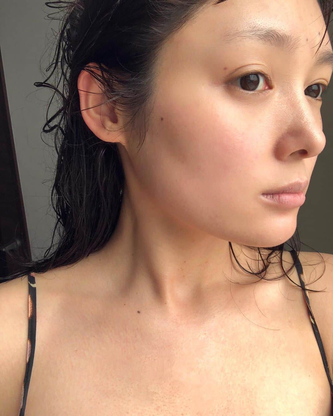 石川琴允さんのインスタグラム写真 - (石川琴允Instagram)「▶肌の調子が本間に良い。 鏡で見る度ひとりで気分高まってます✺ : 最近飲んでるサプリなんたけど、前から別で毎朝飲んでたNMNの成分も入ってるから今のサプリとビタミンで、良き変化を感じてる🤍 : : 美白と抗酸化作用を高める効果があるってかいてたからかな🌞メロン系のサプリって昔に美容サロンでおすすめして貰ったことがあって、その時も確か肌がパーンっ✨ってなったた記憶があるわ。 : : 価格が高すぎて断念したけど、、、 季節や推しの美容法をみつける度に、他の美容を見直してみるのもありかもしれない。 : パズルみたいで楽しいかな🤍 素敵なGWを🌈 3枚目は朝ご飯のプロテインと🍌です。 PR @wakabeauty  #Wakabeauty #医科美  #美容クリニック #美白対策 #美肌対策 #スキンケア #もっと美しいあなたとの出会い #美容 #beauty #美肌 #美白 #アンチエイジング」5月4日 16時44分 - kotopon09