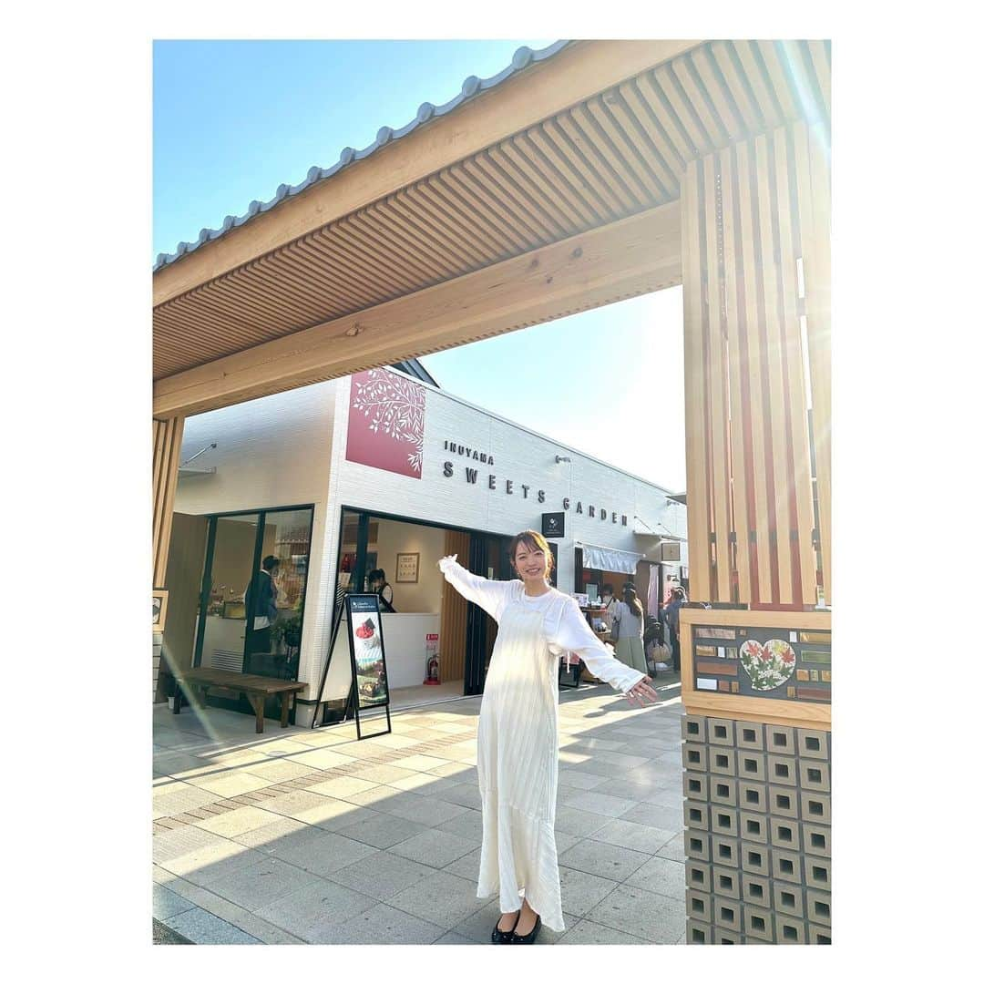 阿部芳美のインスタグラム：「木曜日はキャッチ中継🎤 今日はGWで賑わう犬山城下町からでした〜🤭  先月オープンしたスイーツガーデン🪴🍰 炭酸ドリンク、クレープ、ハートカステラ、チョコバナナ、ブラウニー、お抹茶🍵 どれも美味しかったです！！  #犬山城下町 #犬山グルメ #犬山スイーツ #キャッチ #中継 #犬山城」