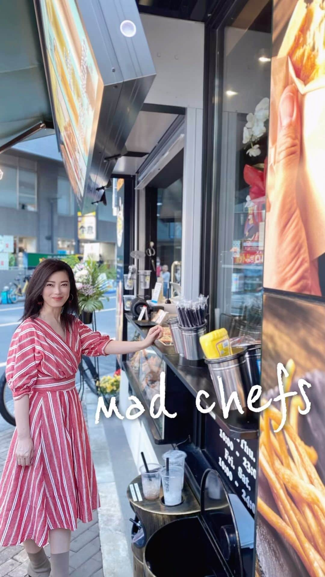 小柳津真由美のインスタグラム：「池袋東口サンシャイン通りにopenした Mad chefs  ポケットピザ　パラーターの テイクアウト専門店に行ってきました  パラーターはインドやネパールのソウルフード チーズや具材をパン生地に包んだピザなんだそうです  こちらのお店では全てハラル食材を使い全世界の人に食べて貰える様調理されています  サクサク生地に包まれたたっぷりチーズが美味しさのポイント  定番のマルゲリータか お勧めの照り焼きか迷いましたが変わり種の明太子ポケピセットを注文！  セットはポテトとドリンクがついて ¥980  熱々サクサク生地に塩気のある明太子と高菜　マスタードとチーズとの相性も抜群でした  手軽に食べられるポケットピザ 池袋観光やショッピングのお供にいかがでしょうか？  #ポケットピザ #ハラル食材 #madchefs #池袋テイクアウト #池袋グルメ #サンシャイン通り #池袋東口 #ピザ #池袋ピザ PR@madchefs #小柳津真由美 #チーズ大好き」