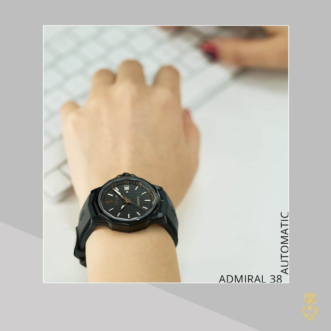 コルムのインスタグラム：「#Admiral 38 Automatic full black highlighted with a touch of gold color - Ref. A082/04368 - 082.202.95/F371 AN25 - Discover online: shorturl.at/gsQW1 - #CorumWatches #RiskIsTheReward」