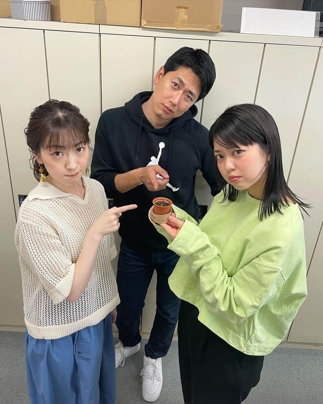 フジテレビアナウンサーのインスタグラム：「小室瑛莉子です！  「本当に成長してる？」 「成長止まってない？」 ...と疑う3人の先輩方。  数は減りましたが少しずつ大きくなってます！ 気長に待ちましょう🌱  ちなみに今日はみどりの日🟩  #酒主義久 アナ #三上真奈 アナ #杉原千尋 アナ #みどりの日 #モニラリア成長日記」