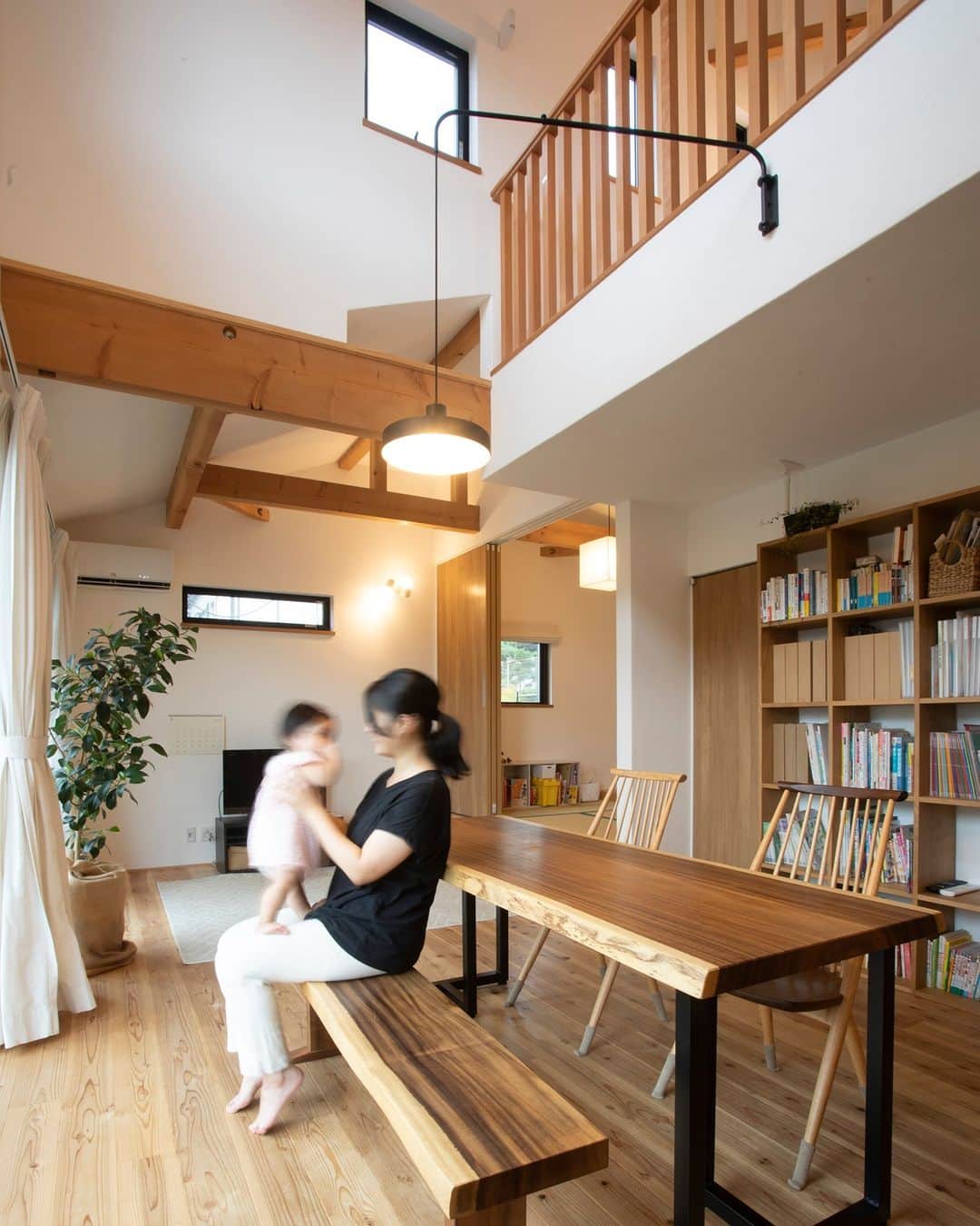 satsumahomeのインスタグラム：「吹き抜けのリビング 無垢板のフローリングとテーブルで温もりを感じますね！ ＿＿＿＿＿＿＿＿＿＿＿＿＿＿＿＿＿＿＿＿＿＿＿＿＿  「体に良くないものは使わない」  漆喰や無垢材などの自然素材だけを使って建てる。 体に安心・安全な無添加の家。 豊中市・箕面市を中心とした北摂エリアで注文住宅を建てる専門工務店です。 ＿＿＿＿＿＿＿＿＿＿＿＿＿＿＿＿＿＿＿＿＿＿＿＿＿＿ さつまのリフォーム ▷@picnicstudio_osaka さつまの不動産　 ▷@sh.fudousan さつまのLINE ▷@sh.lineinfo さつまの工事現場 ▷@sh.factories  #さつまホーム #無添加住宅  #漆喰  #マイホーム記録  #注文住宅  #家づくり #施工事例 #いえすたぐらむ  #おうち時間を楽しむ #ルームツアー  #後悔しない家づくり  #工務店だからつくれる家  #こだわりの家 #高気密高断熱 #設計事務所 #HEAT20 #自然素材の家 #デザイン住宅 #シックハウス対策  ＿＿＿＿＿＿＿＿＿＿＿＿＿＿＿＿＿＿＿＿＿＿＿＿＿」