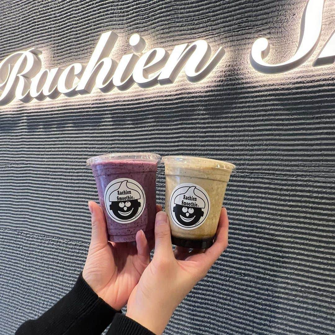 Rachien Smoothieのインスタグラム：「. . GW連日たくさんのご来店をありがとうございます☺️  いい天気で嬉しいですね。  後半もよろしくお願い致します！  🗓  5/5(金)11-16 5/6(土)10-15 5/7(日)10-16 5/8(月)定休日  ☑︎blueberry yogurt ☑︎kuromitsu kinako」