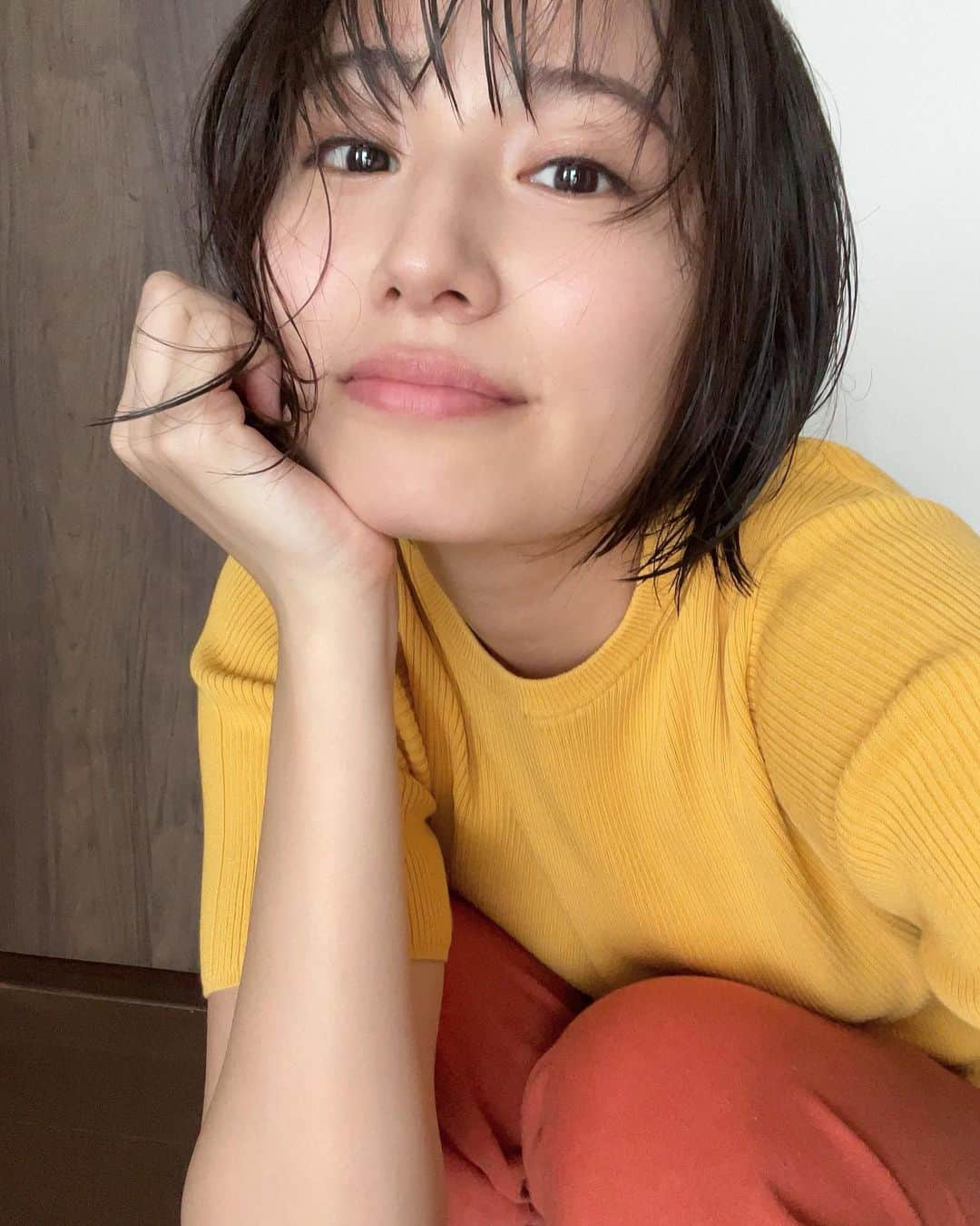 のインスタグラム：「・ 私の好きな2色。 オレンジと黄色😆✨  ・  ところで、 皆さんFirst loveってドラマ知っとる？  凄く素敵やった！！ すんごく久しぶりに日本の映画ドラマを見たっちゃけどさ、日本語っていいなって思った！！  私も沢山言葉を知りたいけん 本を買いました😆 ・  『号泣する準備はできていた』 『居場所』📚  ・  Have a fabulous holidays.」