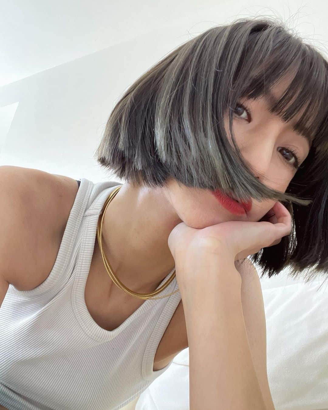 森摩耶のインスタグラム：「エミナルクリニック銀座院での全身脱毛が、ついに5回を終えました！ 腕や脚などを露出する季節になってきて剃り残しの心配やカミソリでのダメージなどもなく、毛根もほぼ残っていないので本当につるすべ。気づくとなでなでしてはうっとりしています。笑  処理しづらい背中・うなじ・おしりなどのシェービングは無料だし、 全身+VIO医療脱毛 5回コースが 月々1,100円でokで、一括払いだと76,000円なところも嬉しい。 全国に60院以上あるクリニックで安心だし、最短1ヶ月のペースで通えるところも良心的。 1回の来院で全身丸ごとお手入れ可能なのもありがたい🙏  こんな事ならもっと早くやっておけば良かったな。 悩んでる方はまず！カウンセリングしてもらってみて🙆‍♀️  #エミナル #エミナルクリニック #脱毛 #医療脱毛 #脱毛クリニック #美肌ケア #モチベーション #垢抜け @eminalclinic」