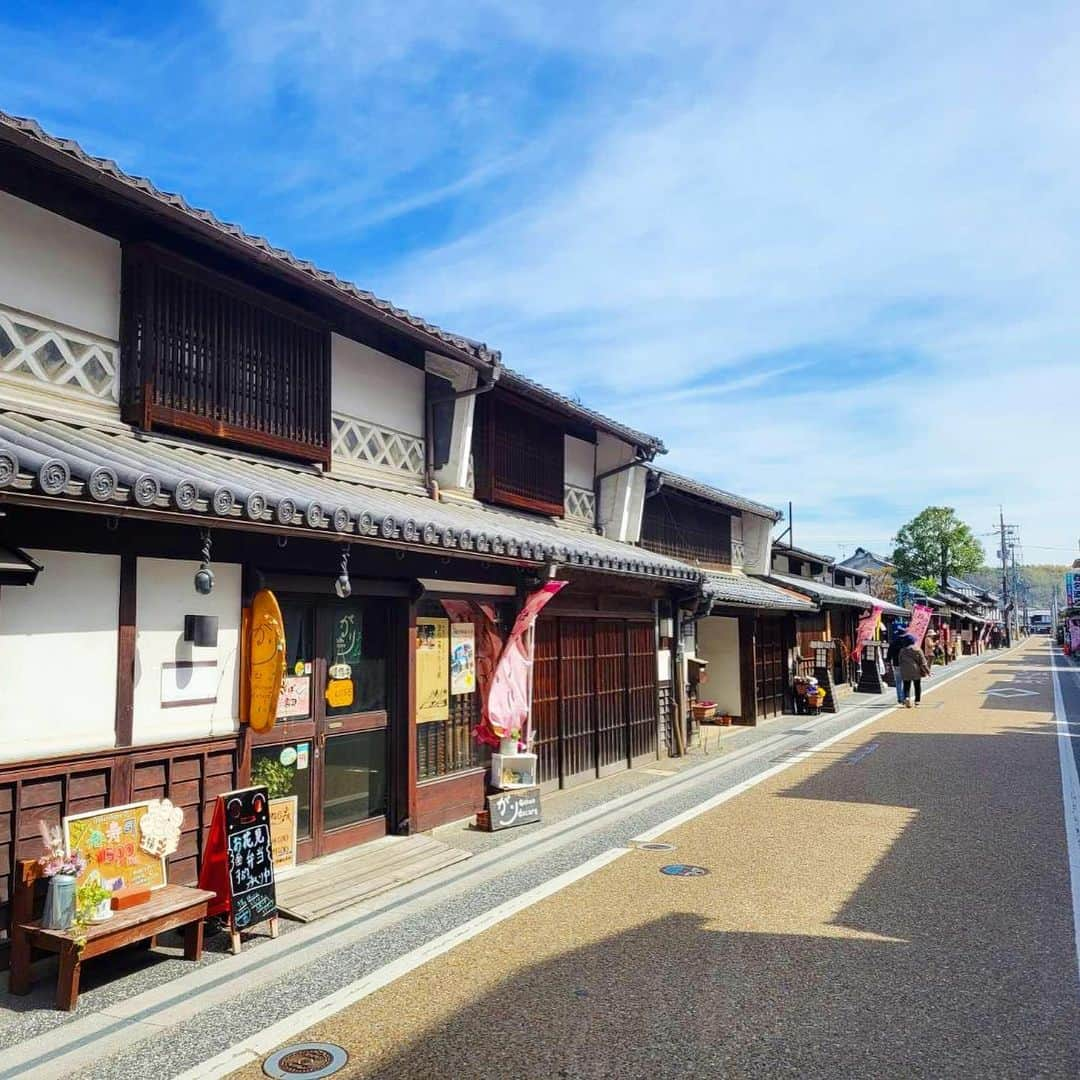 小野田紀美さんのインスタグラム写真 - (小野田紀美Instagram)「岡山より津山城東地区の風景をお届けします☺️  城下町津山の東側に位置する旧出雲街道に面した城東町並み保存地区。 なまこ壁や袖壁（そでかべ）、虫籠窓（むしこまど）など、当時の面影をそのまま残した建物が連なっています。 火の見櫓が印象的な作州城東屋敷、江戸時代に建てられた町家が保存されている城東むかし町家などは必見スポット！ 一つ一つ名前の付いた小さな路地にも城下町の名残が感じられます。 2013年に重要伝統的建造物群保存地区に選定されました。 (岡山観光webより↓) https://www.okayama-kanko.jp/spot/10510  画像4枚目、「がり」さんは画像を提供してくださった山本特派員お気に入りのお食事処とのことです😋 津山城東地区 、GWのお出かけに是非♪ (事務所スタッフM) #岡山県 #津山市 #津山城東地区 #重要伝統的建造物群保存地区 #自民党 #参議院 #小野田紀美 #小野田きみ #おのだきみ #日本を守り抜く #約束」5月4日 17時13分 - onodakimijimusho