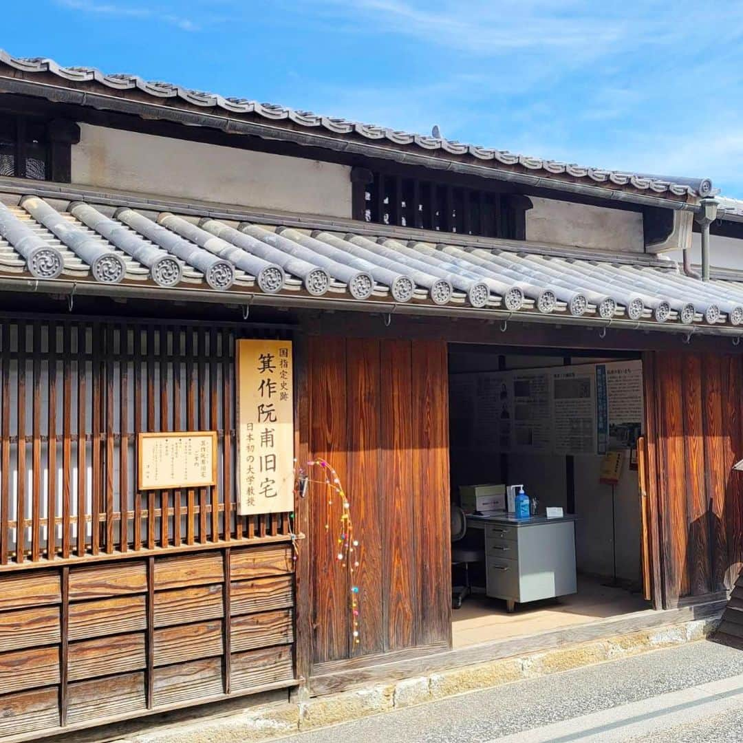 小野田紀美さんのインスタグラム写真 - (小野田紀美Instagram)「岡山より津山城東地区の風景をお届けします☺️  城下町津山の東側に位置する旧出雲街道に面した城東町並み保存地区。 なまこ壁や袖壁（そでかべ）、虫籠窓（むしこまど）など、当時の面影をそのまま残した建物が連なっています。 火の見櫓が印象的な作州城東屋敷、江戸時代に建てられた町家が保存されている城東むかし町家などは必見スポット！ 一つ一つ名前の付いた小さな路地にも城下町の名残が感じられます。 2013年に重要伝統的建造物群保存地区に選定されました。 (岡山観光webより↓) https://www.okayama-kanko.jp/spot/10510  画像4枚目、「がり」さんは画像を提供してくださった山本特派員お気に入りのお食事処とのことです😋 津山城東地区 、GWのお出かけに是非♪ (事務所スタッフM) #岡山県 #津山市 #津山城東地区 #重要伝統的建造物群保存地区 #自民党 #参議院 #小野田紀美 #小野田きみ #おのだきみ #日本を守り抜く #約束」5月4日 17時13分 - onodakimijimusho