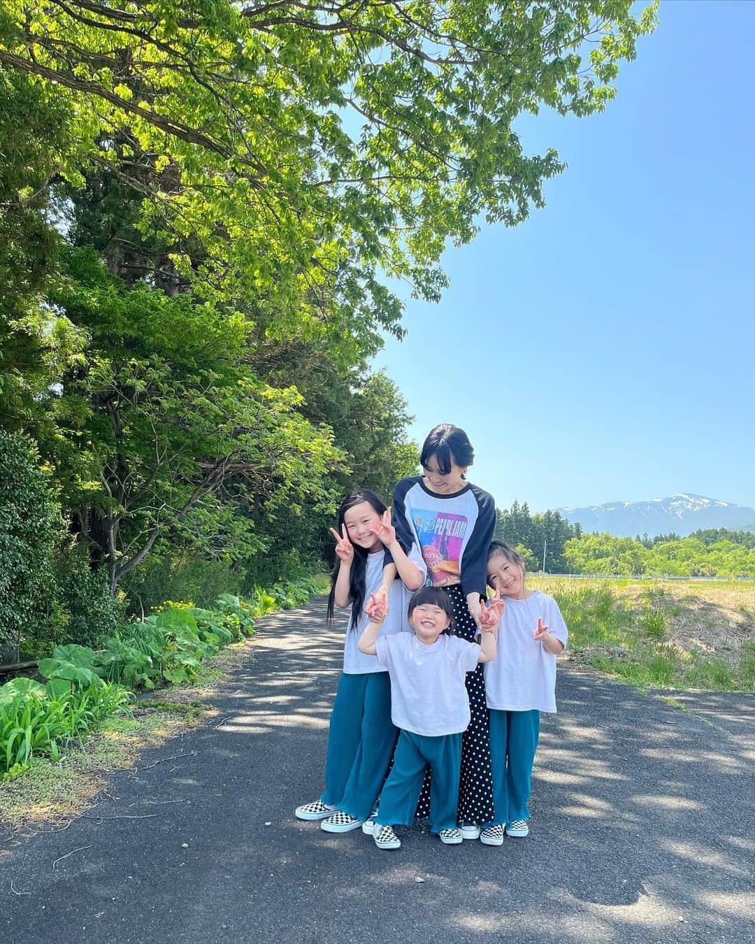 Chieのインスタグラム：「GWは3日間お休み頂いて帰省中🏠 のんびりゆっくり～ 今日はお花摘み💐 摘んできたお花達が可愛すぎて癒されました🩵‪  2.3枚目はゆずの決めポーズ📸笑 百面相ゆず 3人の中で1番ひょうきん者かもしれません🤣   #帰省中  #のんびり  #三姉妹 #のびのびできるからなのか  #姉妹喧嘩がなくて平和」