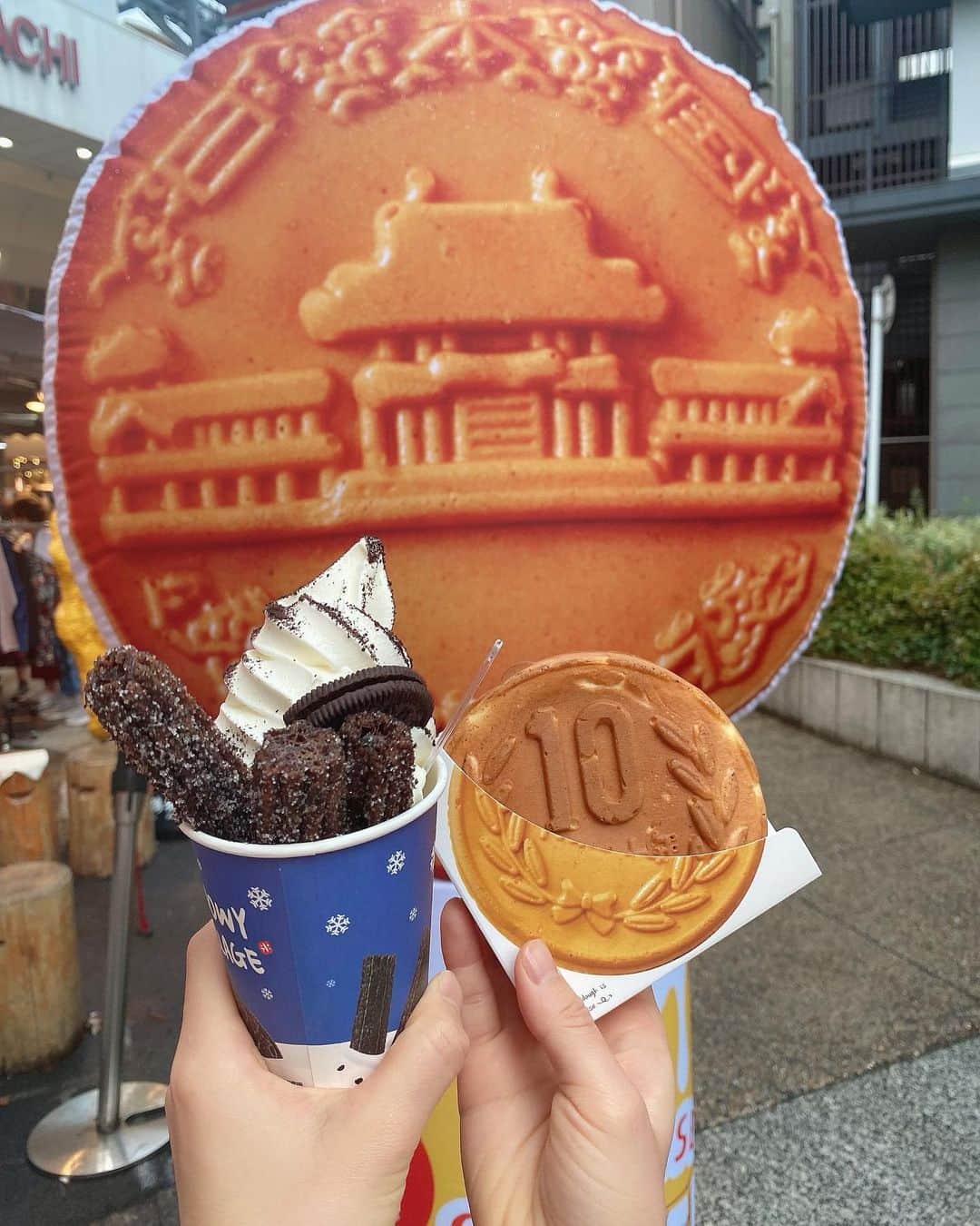 横山天音さんのインスタグラム写真 - (横山天音Instagram)「大王チーズ「10円パン」が京都に上陸！行ってきました〜！ @10yenpan_official   チーズのしょっぱさとベビーカステラみたいな甘めの生地がおいしい🤤💕  割ると中からチーズが溢れだして、めちゃのびる〜🧀🧀🧀  ここは写真スポットも可愛いすぎンゴ💕  チョコチュロスとオレオソフトクリームもあったよ😚🍦🍫  京都に行ったらおすすめ🫶 これ持って平等院行きたい笑  PR @10yenpan_kyoto #河原町グルメ #京都食べ歩き #河原町食べ歩き #京都スイーツ #祇園グルメ #大王チーズ10円パン京都店 #京都10円パン #映えグルメ  #京都#京都観光 #kyoto #kyotojapan #japan #japantravel #tiktok#instagood#photooftheday#photography#happy #follow#like4like#travel #instagram」5月4日 17時20分 - amagon5546