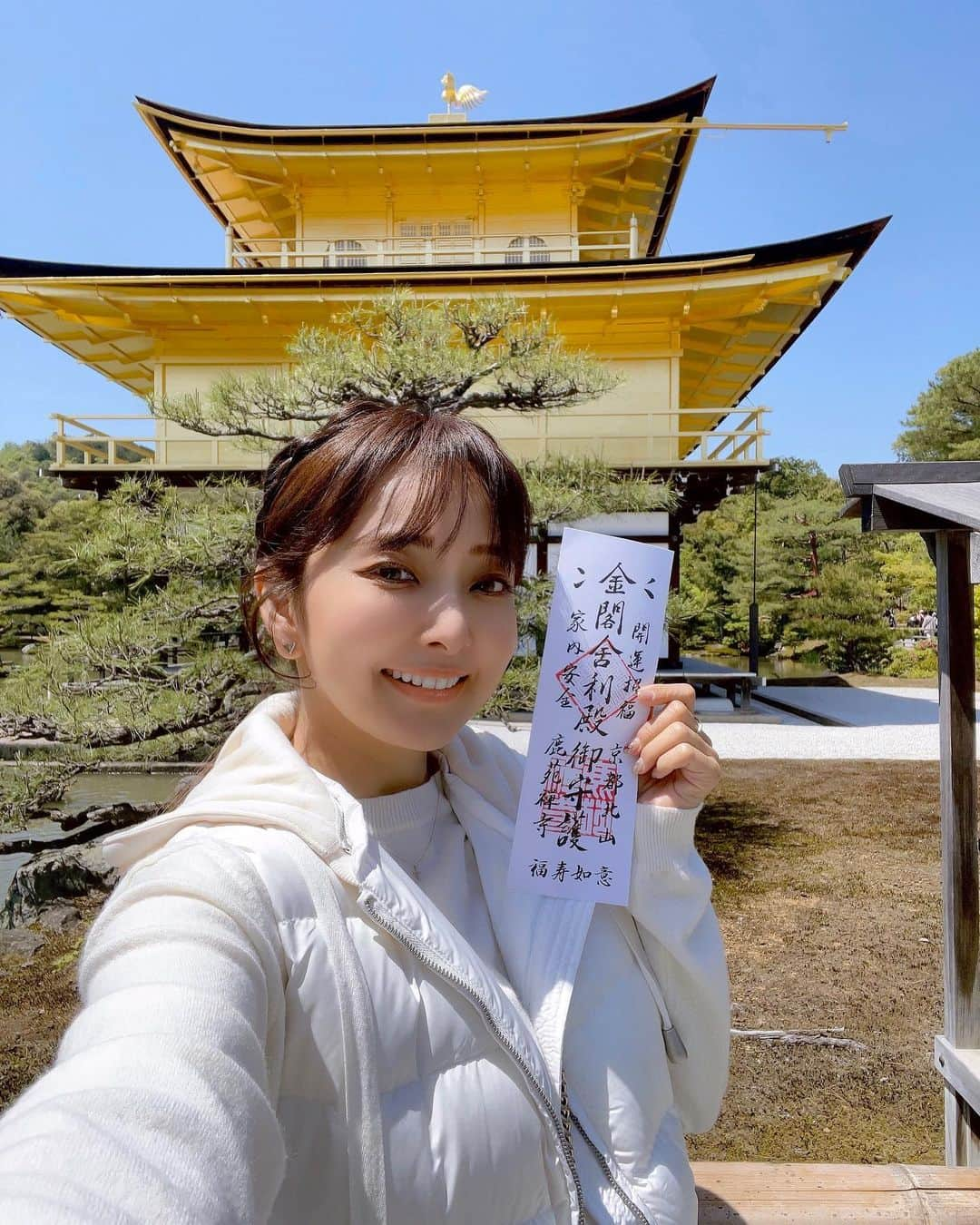 千田愛紗さんのインスタグラム写真 - (千田愛紗Instagram)「到現在印象很深刻第一次親眼來到金閣寺的回憶 閃閃亮亮的很壯觀 小時候只在課本裡看過  親眼看到真正的建築  精緻優雅 世界文化遺產  真的好美（話說京都有很多世界文化遺產） 而且金閣寺的門票是平安符唷 人人都平平安安☺️  今晚的Vlog 我這次去了京都 也有發現外國人怎麼買票比日本人甜甜價 能想像我的羨慕眼神嗎？ 也有吃到米其林必比登推薦的店 也有穿著和服逛整天的京都 今晚九點在我的YT上線唷  Top @laparisienne.me」5月4日 17時28分 - aisa1108