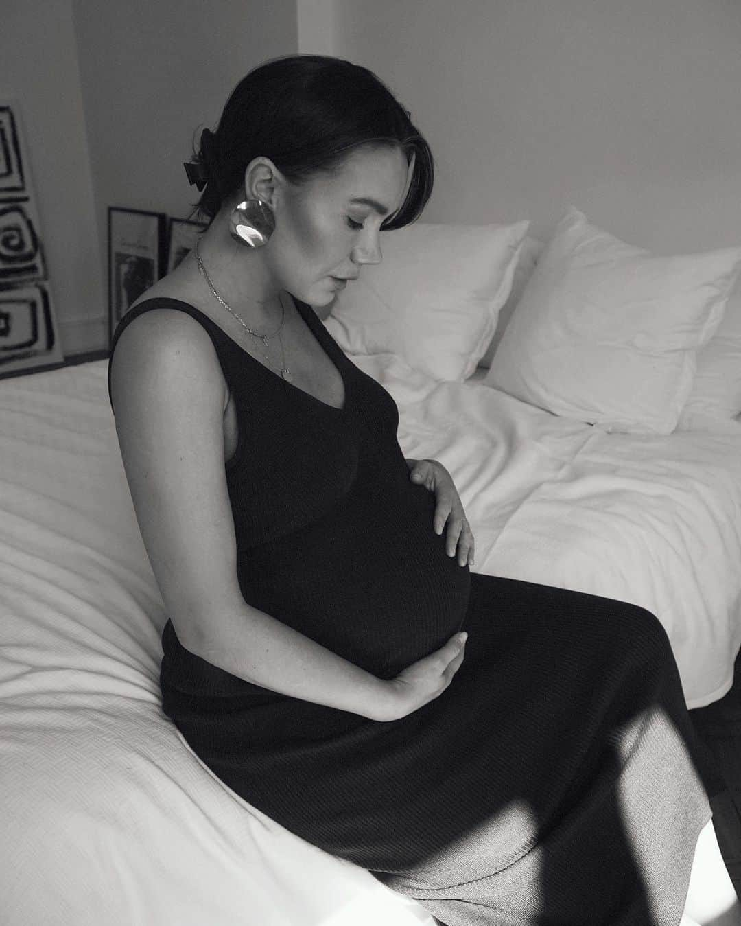 Juliett K.さんのインスタグラム写真 - (Juliett K.Instagram)「Olga w moim obiektywie ☺️🤰🏼📸 #byme #olgabołądź #pregnant #pregnantphoto #9months Które zdjęcie jest Waszym faworytem? Ja chyba nie umiem się zdecydować ☺️ @olgaboladz_official dziękuję za zaufanie i miłe spotkanie. Z całego serducha życzę najlepszego. Niech będzie tylko pięknie! @klaudia_jozwiak_makeup dziękujemy za makeup!」5月4日 17時30分 - maffashion_official