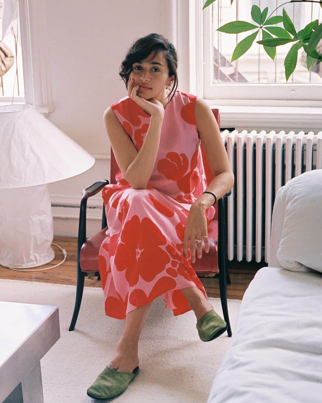 マリメッコのインスタグラム：「Our dear friend @lailacooks looking beautiful as ever in our Kevättalkoot print from 1978.✨ Photographed by @adriannaglaviano ❤️  Shop Laila's look and our new dress capsule at marimekko.com. Link in bio.  #marimekko #ss23」