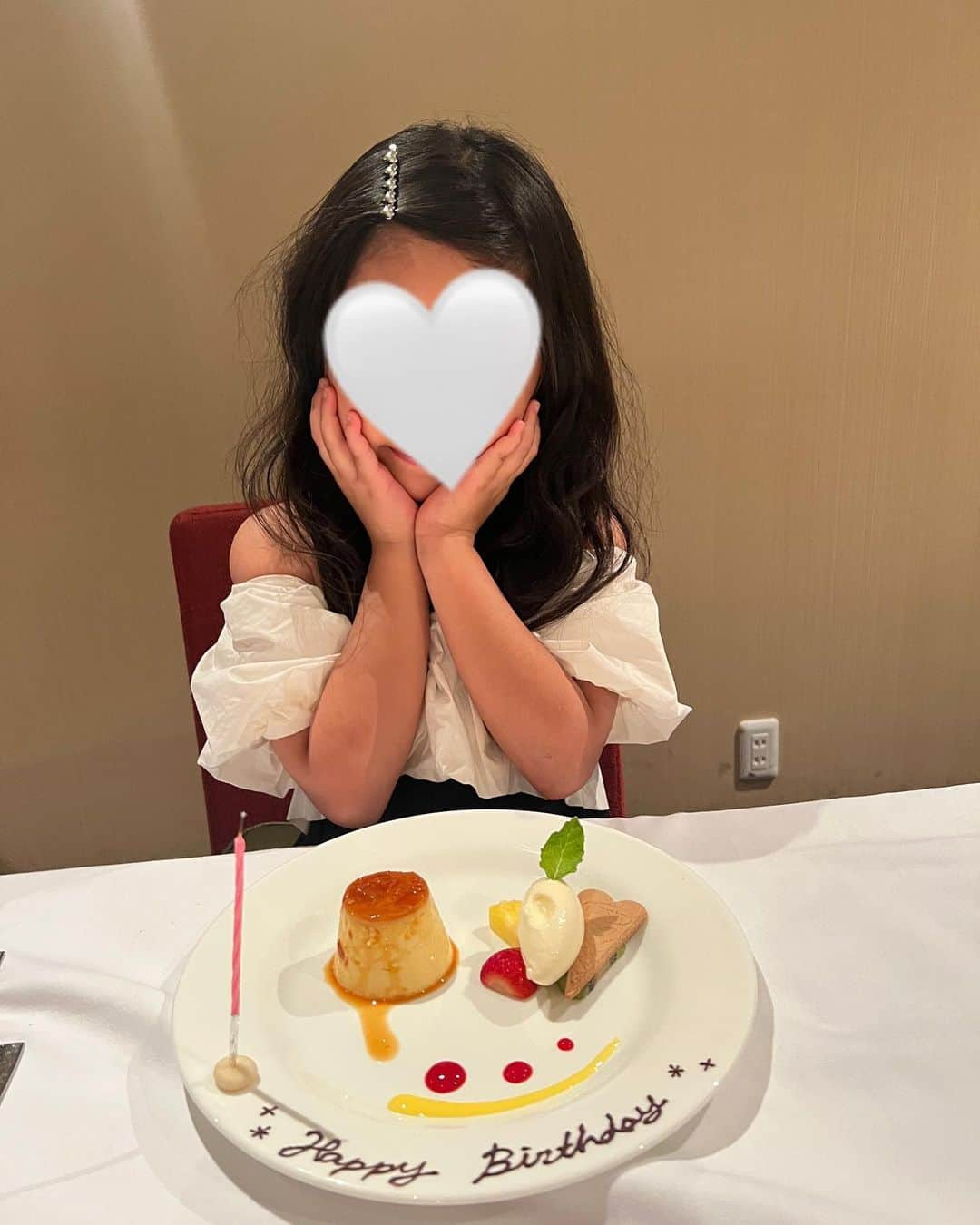 近藤千尋さんのインスタグラム写真 - (近藤千尋Instagram)「長女6歳になりました🥺🩷🎂  6年前の今頃、激痛に耐えながら 両親に背中をさすってもらいながら 立ち会い出産しました👶💕  そんな長女がこんな肩出しワンピース着て リップ塗って🩷 髪の毛もふわふわにしたい🩷 って言ってるのが 信じられない位成長が早いなぁ。。🥹💗  家族の中で誰よりもしっかり者で でもまだまだ子供で。。 いつも妹に譲ってくれて 本当に太田家🏠の宝物です🤍 お誕生日はGWだから 恒例のお誕生日旅行に🫶🏻 今年はリゾナーレ八ヶ岳さん💕 もう何回目⁉️ってくらい常連🥹 子供達も大好きなプールがあるんです❣️  夜はこれまた大好きな OTTO SETTE🍴💓  両親も親友家族も 来れて幸せな一泊二日でした💁‍♀️❤️  十愛ちゃん、 改めておめでとう大好き💕」5月4日 17時32分 - chipichan.1215