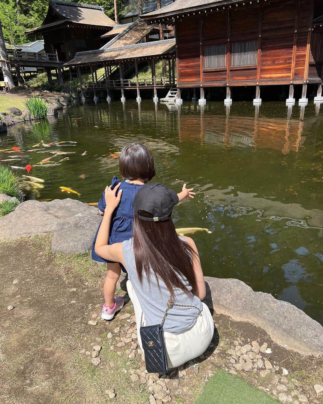 近藤千尋さんのインスタグラム写真 - (近藤千尋Instagram)「長女6歳になりました🥺🩷🎂  6年前の今頃、激痛に耐えながら 両親に背中をさすってもらいながら 立ち会い出産しました👶💕  そんな長女がこんな肩出しワンピース着て リップ塗って🩷 髪の毛もふわふわにしたい🩷 って言ってるのが 信じられない位成長が早いなぁ。。🥹💗  家族の中で誰よりもしっかり者で でもまだまだ子供で。。 いつも妹に譲ってくれて 本当に太田家🏠の宝物です🤍 お誕生日はGWだから 恒例のお誕生日旅行に🫶🏻 今年はリゾナーレ八ヶ岳さん💕 もう何回目⁉️ってくらい常連🥹 子供達も大好きなプールがあるんです❣️  夜はこれまた大好きな OTTO SETTE🍴💓  両親も親友家族も 来れて幸せな一泊二日でした💁‍♀️❤️  十愛ちゃん、 改めておめでとう大好き💕」5月4日 17時32分 - chipichan.1215