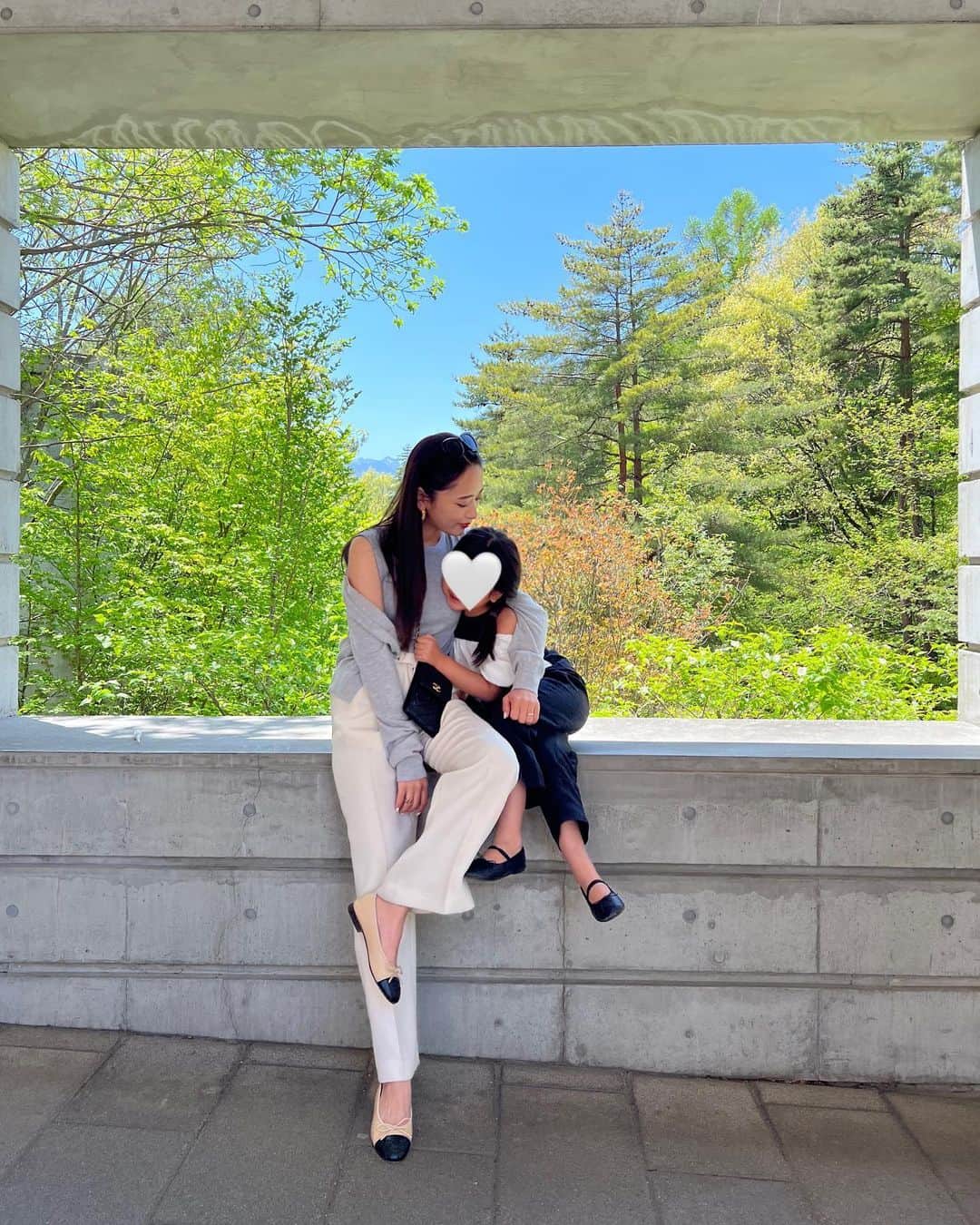 近藤千尋のインスタグラム：「長女6歳になりました🥺🩷🎂  6年前の今頃、激痛に耐えながら 両親に背中をさすってもらいながら 立ち会い出産しました👶💕  そんな長女がこんな肩出しワンピース着て リップ塗って🩷 髪の毛もふわふわにしたい🩷 って言ってるのが 信じられない位成長が早いなぁ。。🥹💗  家族の中で誰よりもしっかり者で でもまだまだ子供で。。 いつも妹に譲ってくれて 本当に太田家🏠の宝物です🤍 お誕生日はGWだから 恒例のお誕生日旅行に🫶🏻 今年はリゾナーレ八ヶ岳さん💕 もう何回目⁉️ってくらい常連🥹 子供達も大好きなプールがあるんです❣️  夜はこれまた大好きな OTTO SETTE🍴💓  両親も親友家族も 来れて幸せな一泊二日でした💁‍♀️❤️  十愛ちゃん、 改めておめでとう大好き💕」