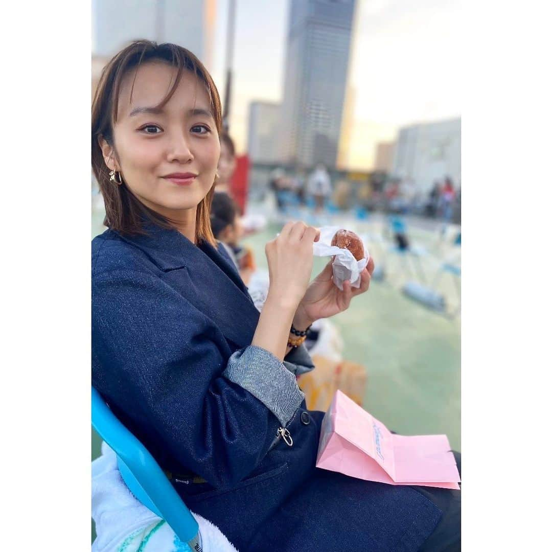 真下玲奈さんのインスタグラム写真 - (真下玲奈Instagram)「こんにちは〜😆 みんなどんな休日をお過ごしですか？  横浜ワールドポーターズの屋上でやってた〝Sea side cinema〟に行ってきました🙌  マラサダを食べながら、 「フラガール」を観劇  外で観る映画いいね〜 横浜っていいね〜 ハワイって最高🍍🍍🍍  ハワイアンズに行こうって事になりました🙋‍♀️🌺  ほなね〜🙌  #横浜へ #レナーズマラサダ  #横浜ワールドポーターズ #seasidecinema  #ハワイアンズに来てくんちぇ  #外で映画 #マラサダドーナツ #フラガール #ゴールデンウィークの過ごし方  #真下玲奈」5月4日 17時42分 - r.mashitaaa.221