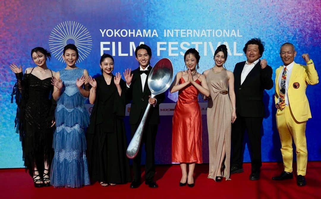 一条もんこさんのインスタグラム写真 - (一条もんこInstagram)「【横浜国際映画祭】 『スパイスより愛を込めて。』 6/2全国ロードショーです‼︎  #横浜国際映画祭#スパイスより愛を込めて#レッドカーペット#赤レンガパーク#カレー#curry#映画祭#レシピ監修#カレー監修#中川翼 #田中美里 #速瀬愛 #坂巻有紗 #頑なナマステポーズ#カレー感#一条もんこ」5月4日 17時34分 - monko1215